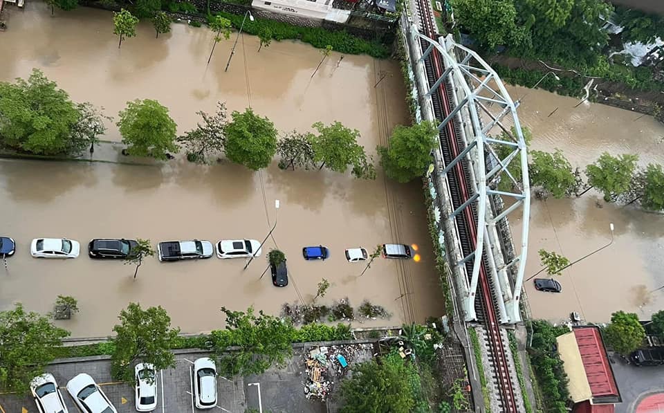 Cars are submerged along a heavily flooded street in Bac Ninh Province, Vietnam, May 24, 2022. Photo: B.Ninh / Tuoi Tre