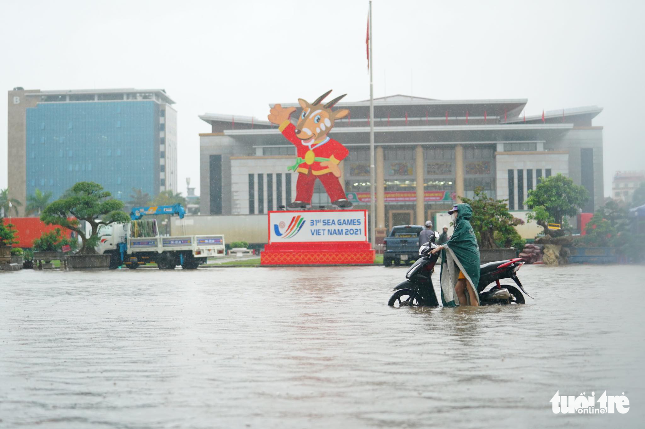A resident travels on an inundation road in Bac Giang Province, Vietnam, May 24, 2022. Photo: Ken / Tuoi Tre