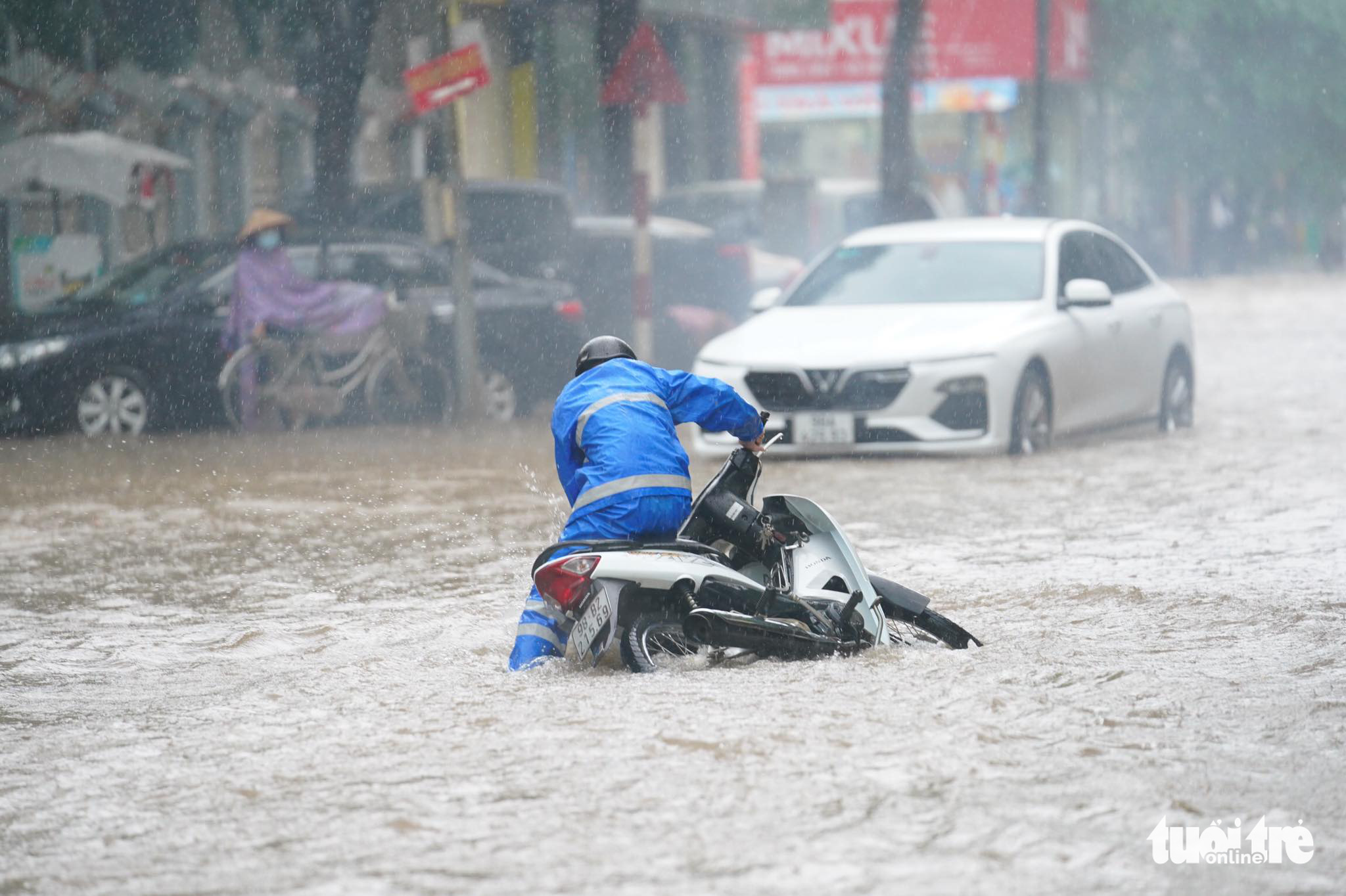 A man falls off his motorbike when traveling on a flooded street in Bac Giang Province, Vietnam, May 24, 2022. Photo: Ken / Tuoi Tre