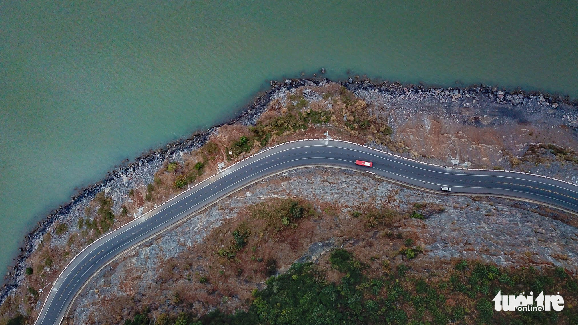 The 25-kilometer coastal road runs features gentle cliffs and views of the evergreen trees which rise out of Cat Ba National Park. Photo: Nam Tran / Tuoi Tre