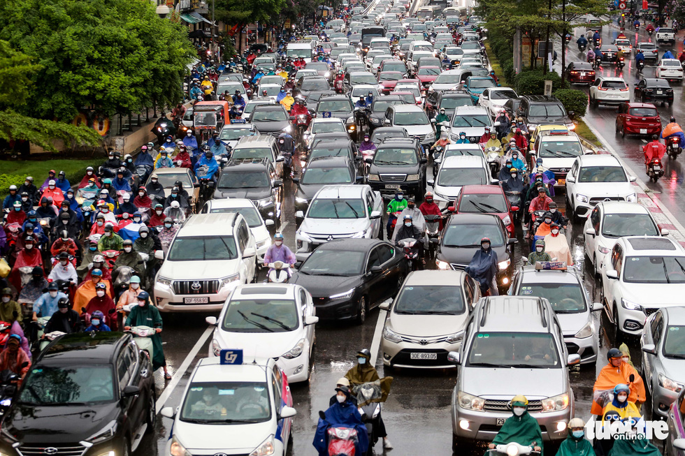Truong Chinh Street is seen packed with cars and motorbikes under the rain on May 24, 2022 in this image. Photo: Chi Tue / Tuoi Tre