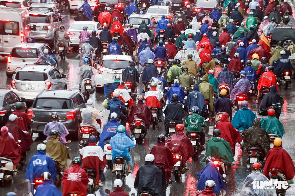 This photo shows cars intermixed with motorcycles in congestion on a street during the rain in Hanoi on May 24, 2022. Photo: Chi Tue / Tuoi Tre