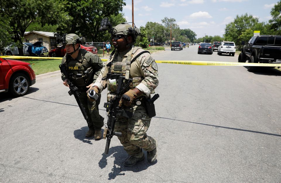 Law enforcement personnel run away from the scene of a suspected shooting near Robb Elementary School in Uvalde, Texas, U.S. May 24, 2022. Photo: Reuters