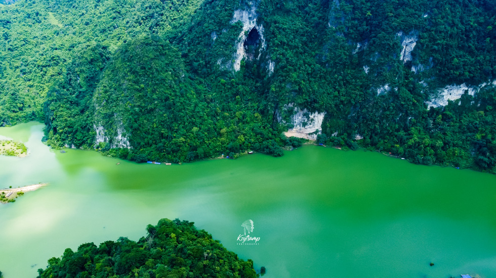 The water is so green and pure. Photo: Hung Vi / Tuoi Tre