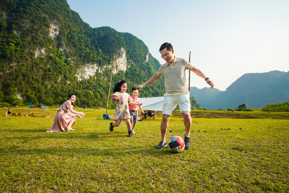 The Dong Lam Steppe is suitable for sightseeing, relaxing, and outdoor parties. Photo: Hung Vi / Tuoi Tre