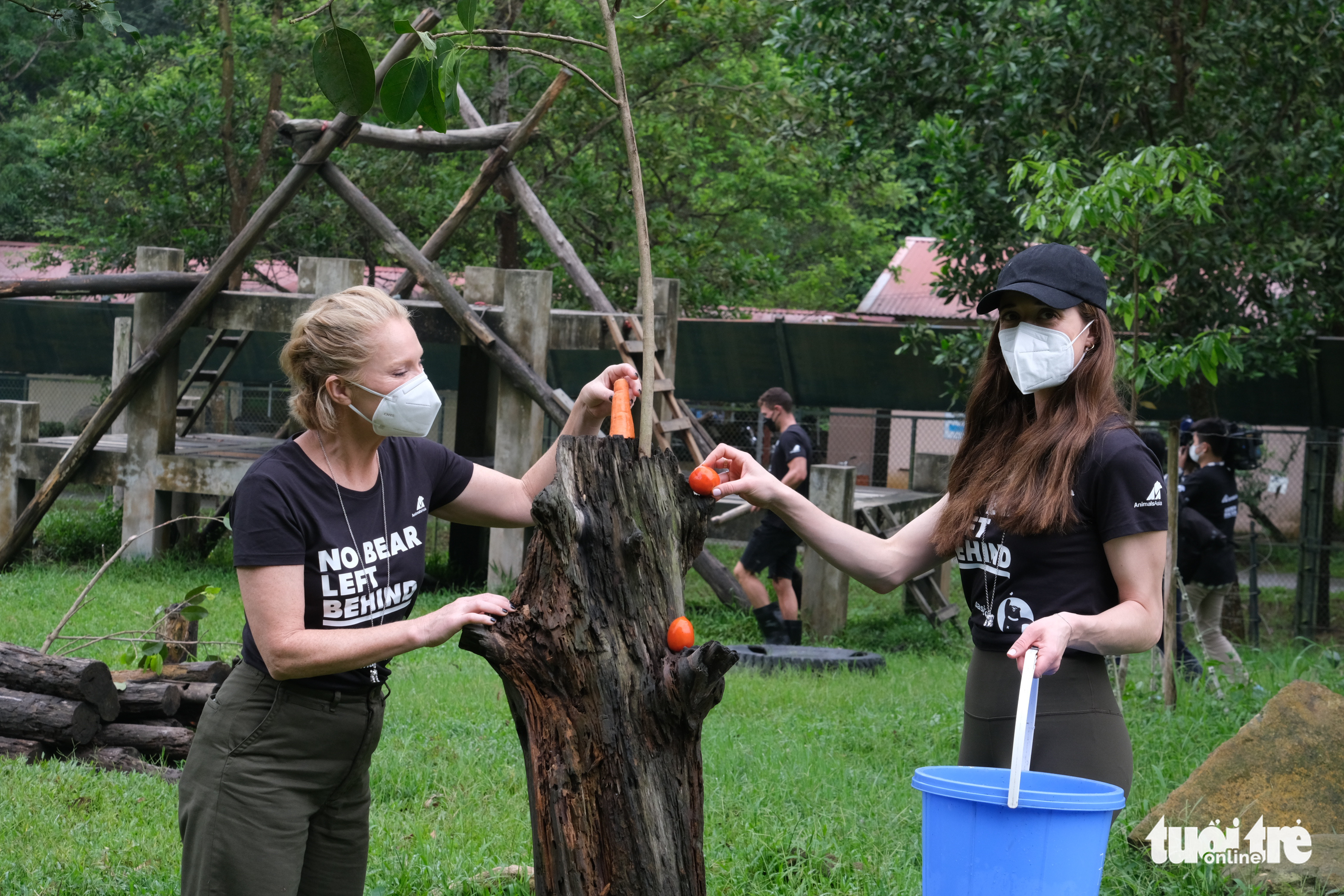 American actress Tara Buck (L) and television actress Marina Squerciati prepare food for rescued bears at Vietnam Bear Rescue Center in northern Vinh Phuc Province, Vietnam, May 25, 2022. Photo: Ha Thanh / Tuoi Tre