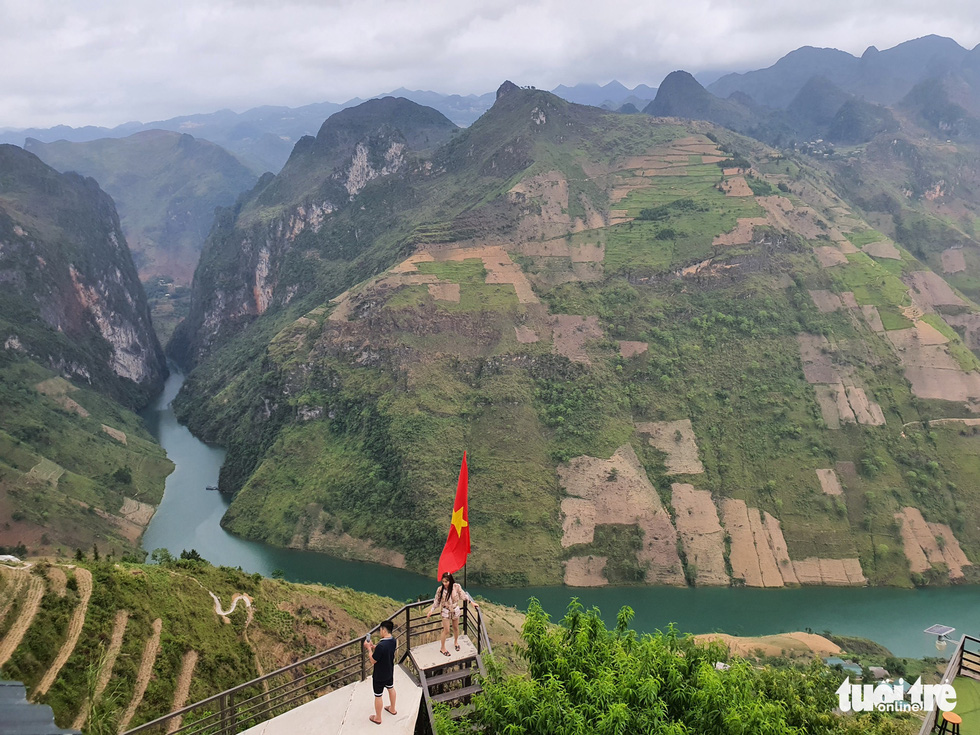 Tourists visit Ma Pi Leng Pass in Ha Giang Province, Vietnam. Photo: Nhu Binh / Tuoi Tre