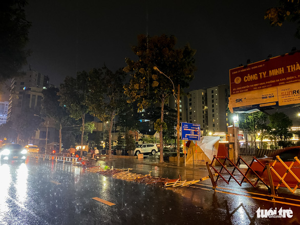 A median was pulled full from the ground on Nguyen Thi Minh Khai Street in District 1, Ho Chi Minh City in a rain on May 26, 2022. Photo: Chau Tuan / Tuoi Tre