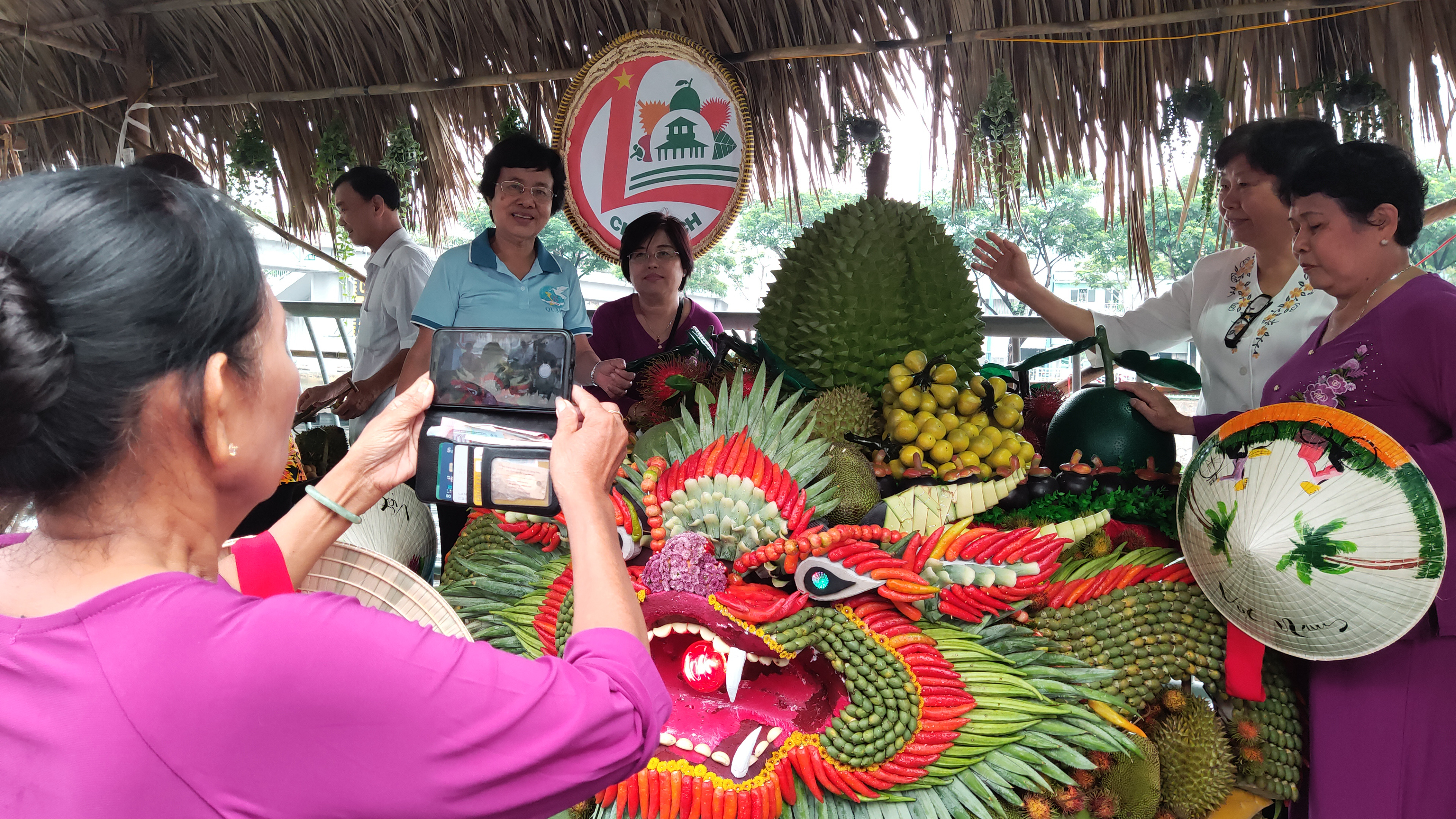 A piece of art made from various types of fruits is displayed at the ‘Tren ben duoi thuyen’ Fruit Week in District 8, Ho Chi Minh City, May 28, 2022. Photo: N.Tri / Tuoi Tre