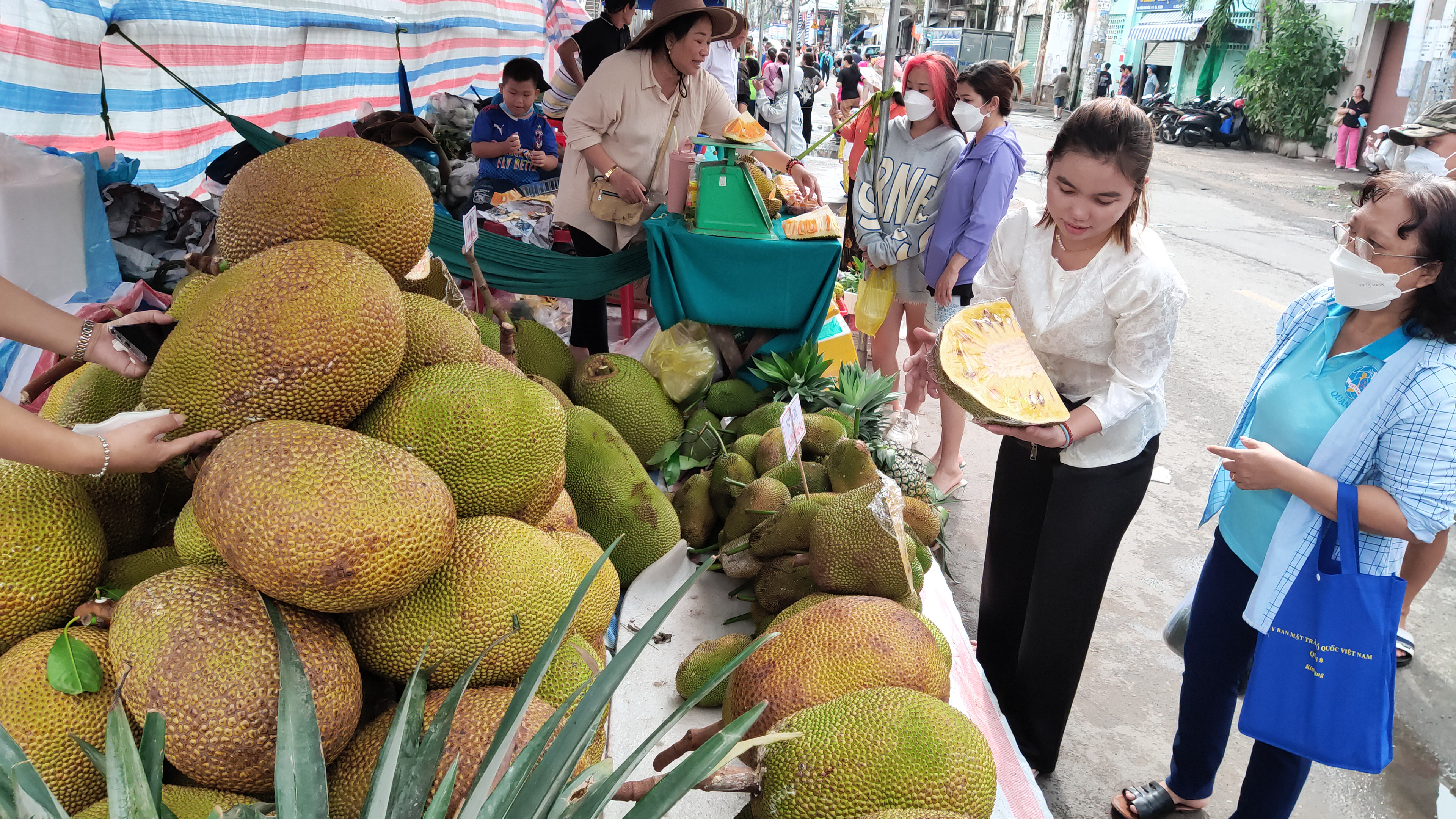 Jackfruits are sold at the ‘Tren ben duoi thuyen’ Fruit Week in District 8, Ho Chi Minh City, May 28, 2022. Photo: N.Tri / Tuoi Tre