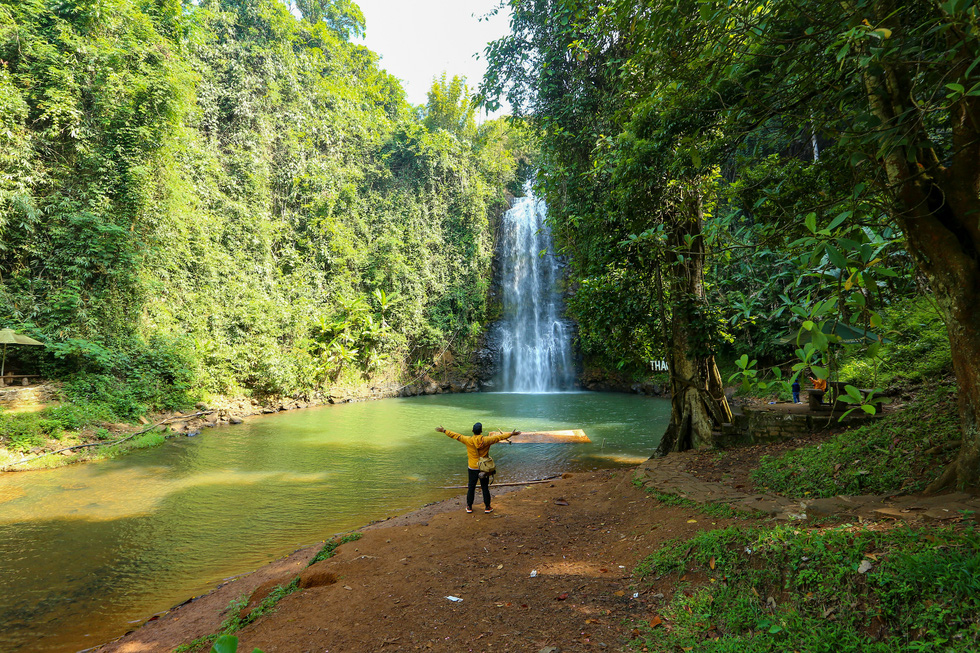 A visitor poses for a photo at Pa Sy Waterfall in Mang Den Town, Kon Plong District, Kon Tum Province, Vietnam. Photo: Do Do / Tuoi Tre