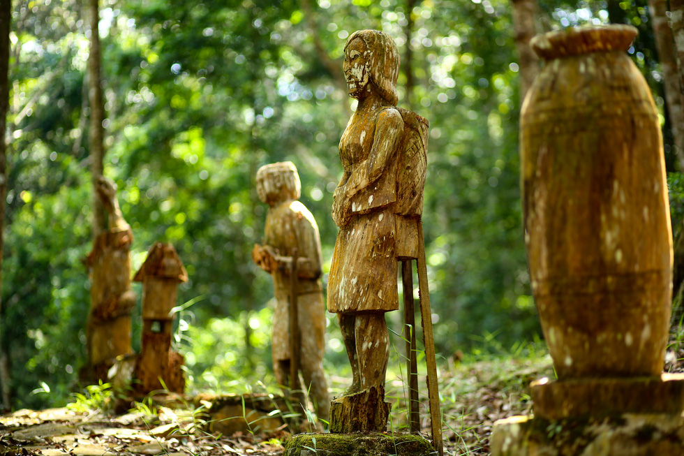 Wooden figures made by local artisans to reflect the daily lives of the local ethnic communities in Mang Den Town, Kon Plong District, Kon Tum Province, Vietnam. Photo: Do Do / Tuoi Tre