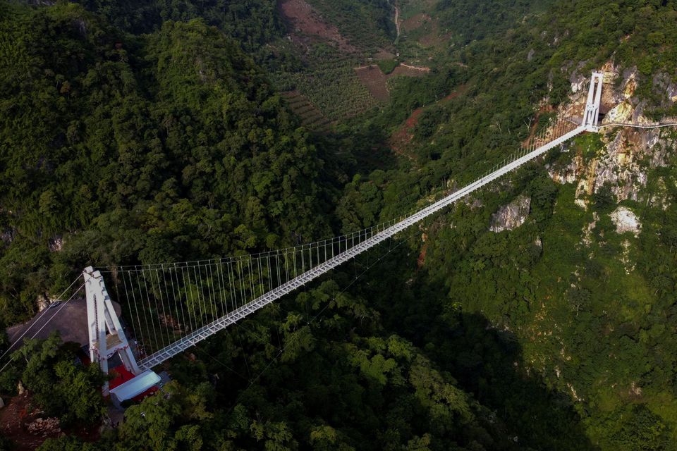 'Don't look down': Vietnam glass-bottomed bridge targets thrill-seekers