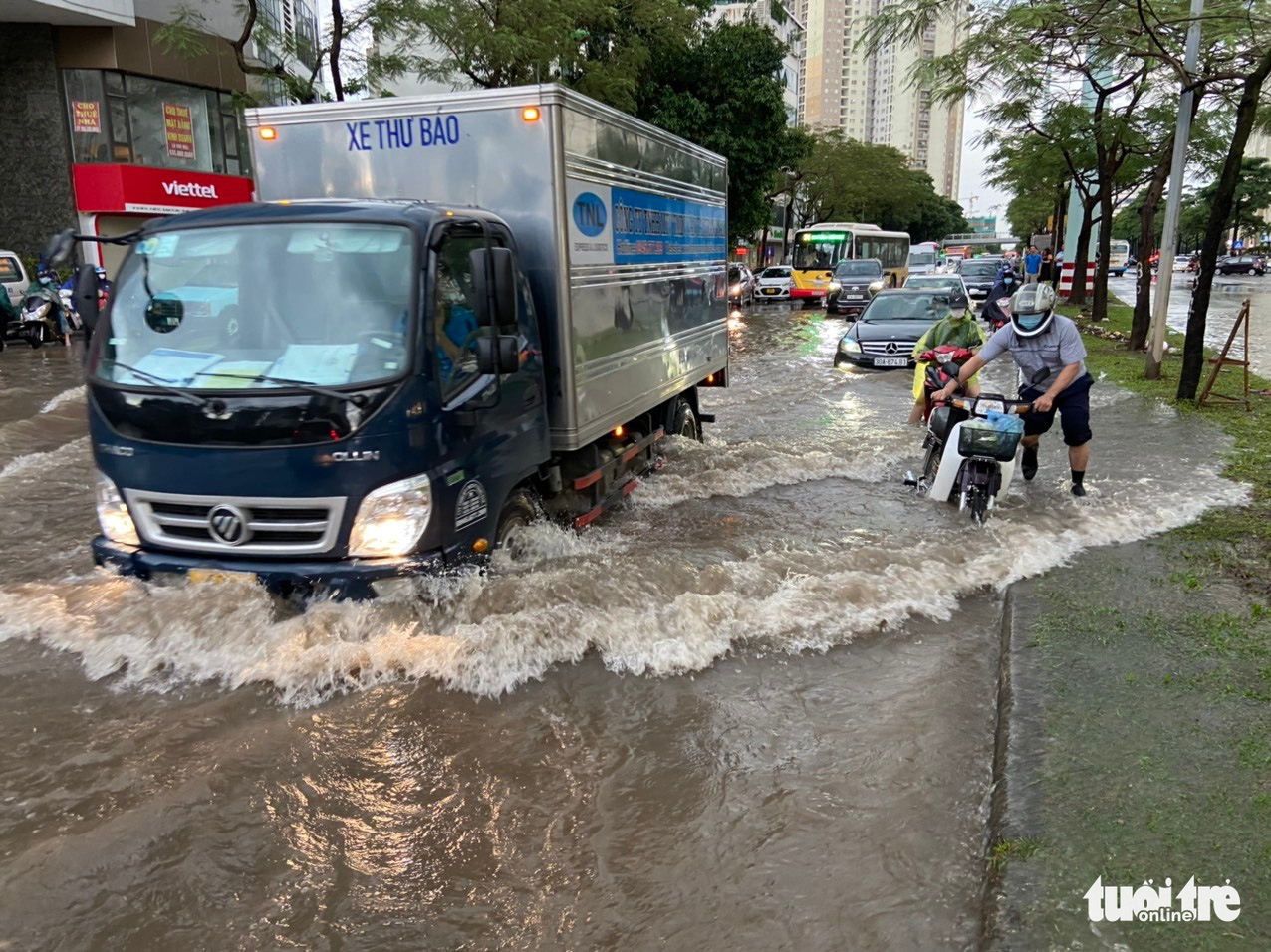 Vehicles wade through a flooded street in Hanoi, May 29, 2022. Photo: Quang The / Tuoi Tre