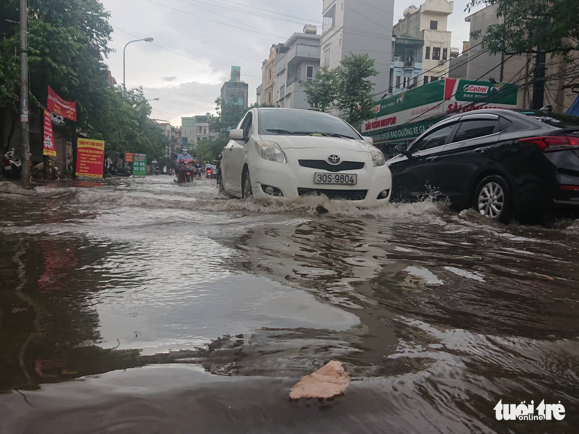 Van Quan Street in Ha Dong District, Hanoi is inundated, May 29, 2022. Photo: Duong Lieu / Tuoi Tre