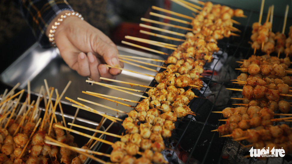 Skewered squid beaks are being grilled at a stall in Phan Thiet City, south-central Vietnam. Photo: Ha Manh / Tuoi Tre
