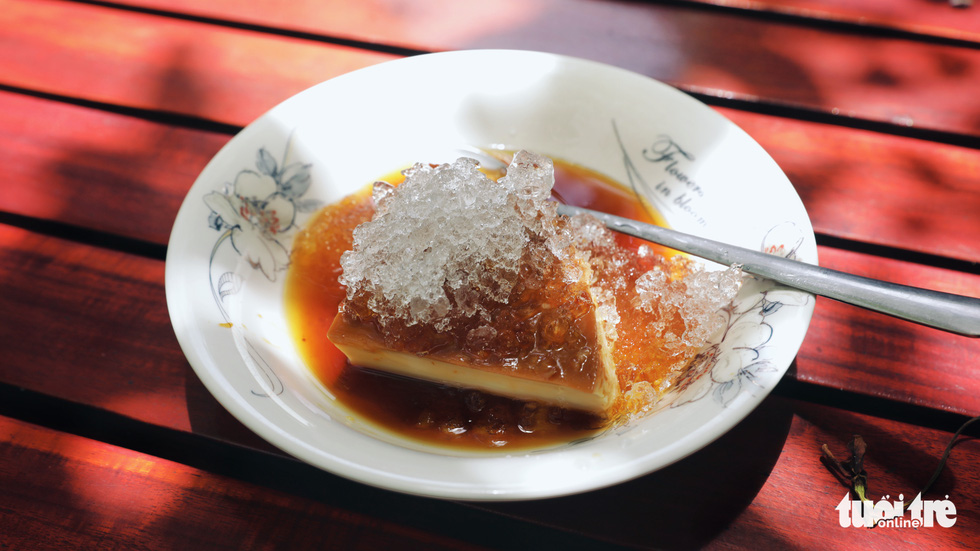 A dish of flan cake at Mong Cam stall in Phan Thiet City, south-central Vietnam. Photo: Ha Manh / Tuoi Tre