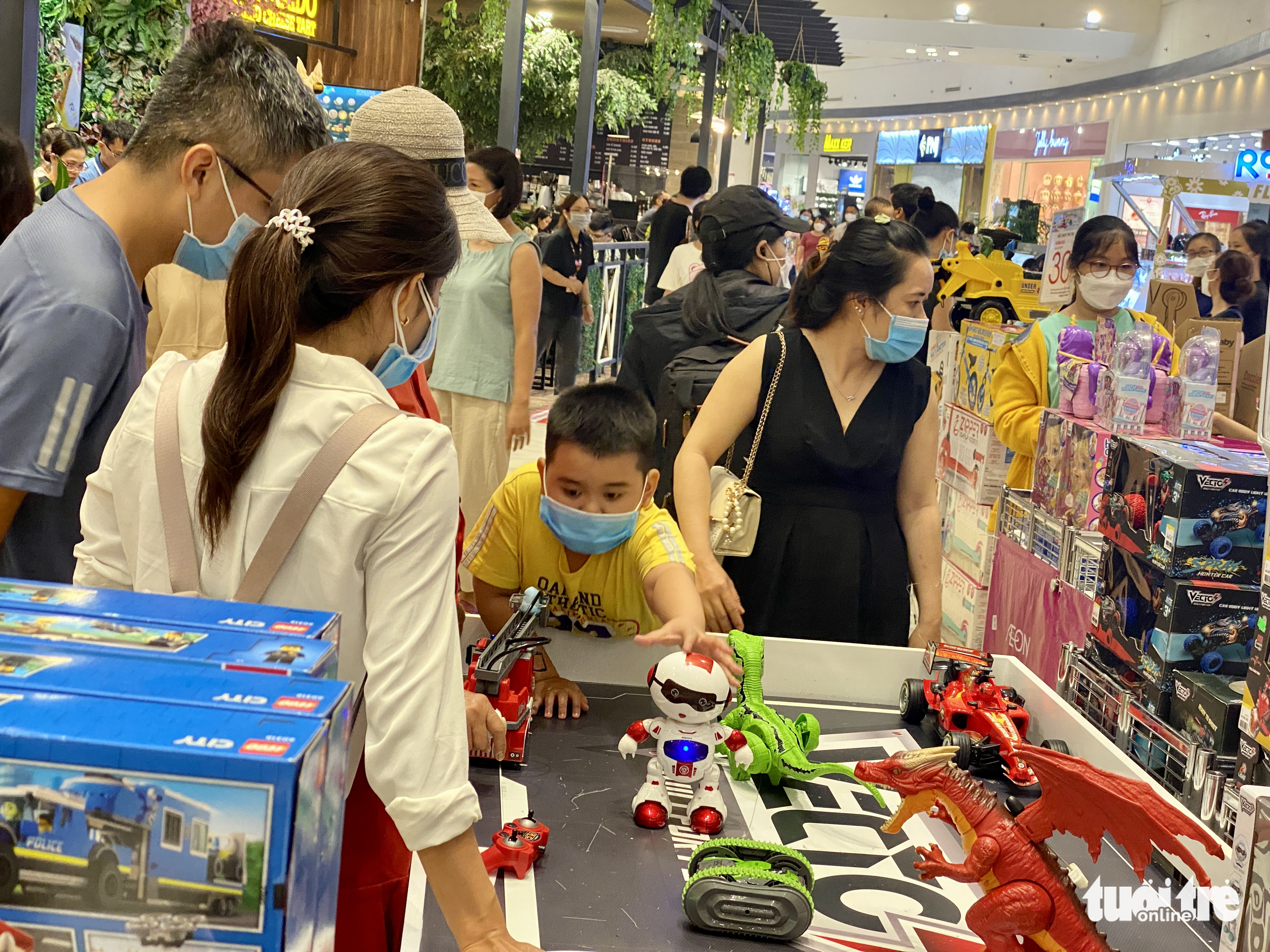 People go shopping at Aeon Mall in Tan Phu District, Ho Chi Minh City, May 29, 2022. Photo: Bong Mai / Tuoi Tre