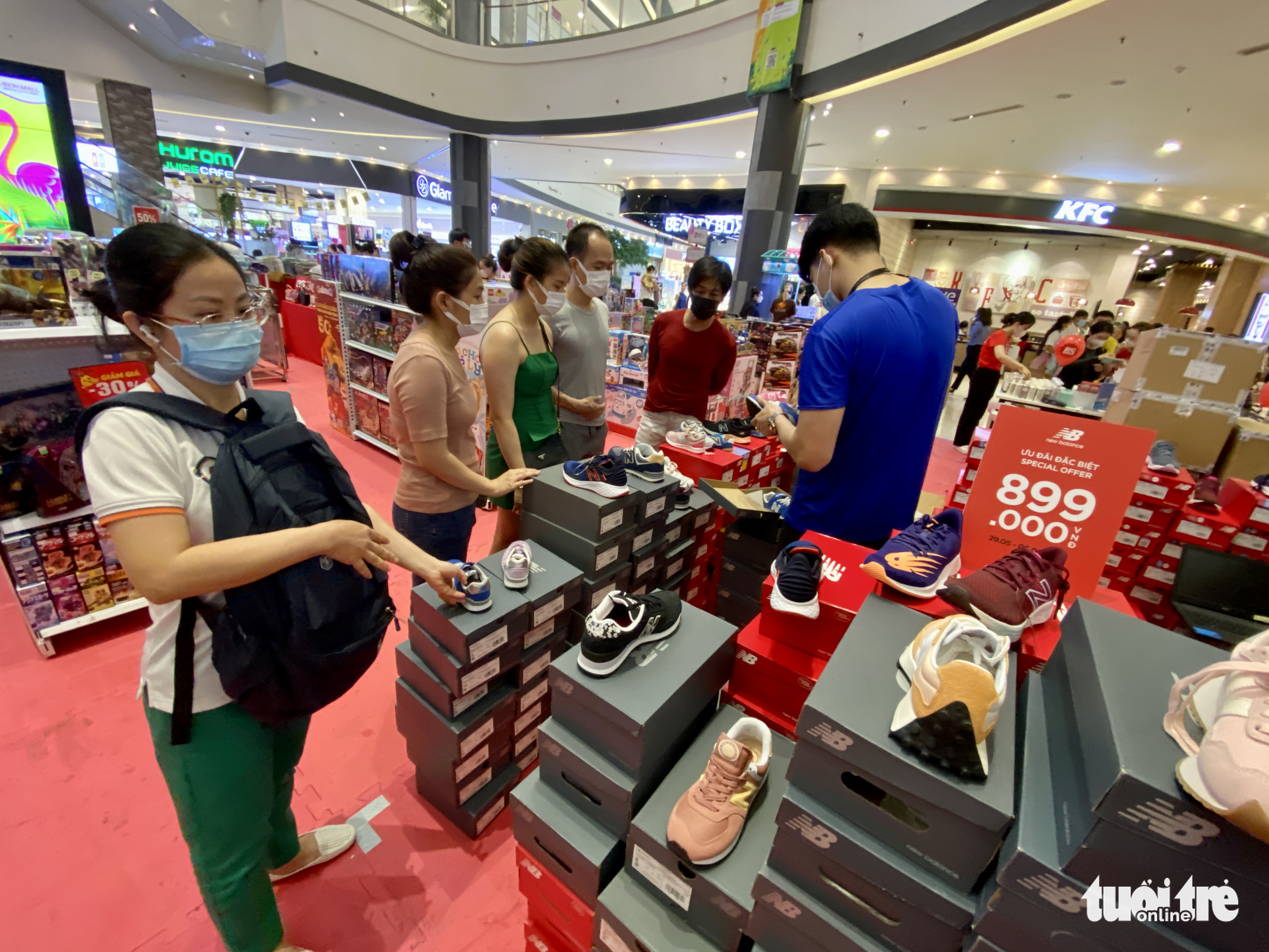 People go shopping at Aeon Mall in Tan Phu District, Ho Chi Minh City, May 29, 2022. Photo: Bong Mai / Tuoi Tre
