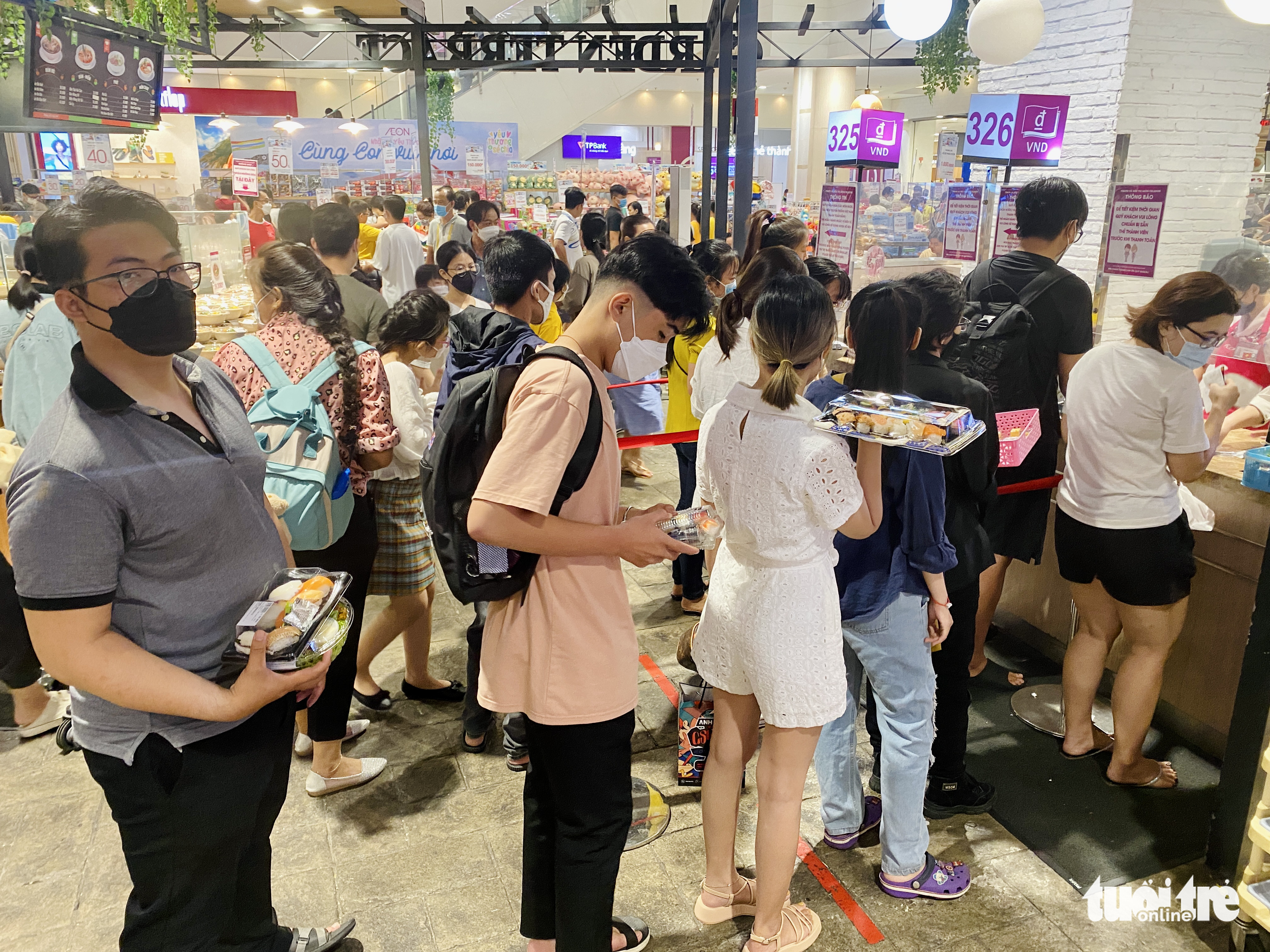 People queue at a food stall at Aeon Mall in Tan Phu District, Ho Chi Minh City, May 29, 2022. Photo: Bong Mai / Tuoi Tre