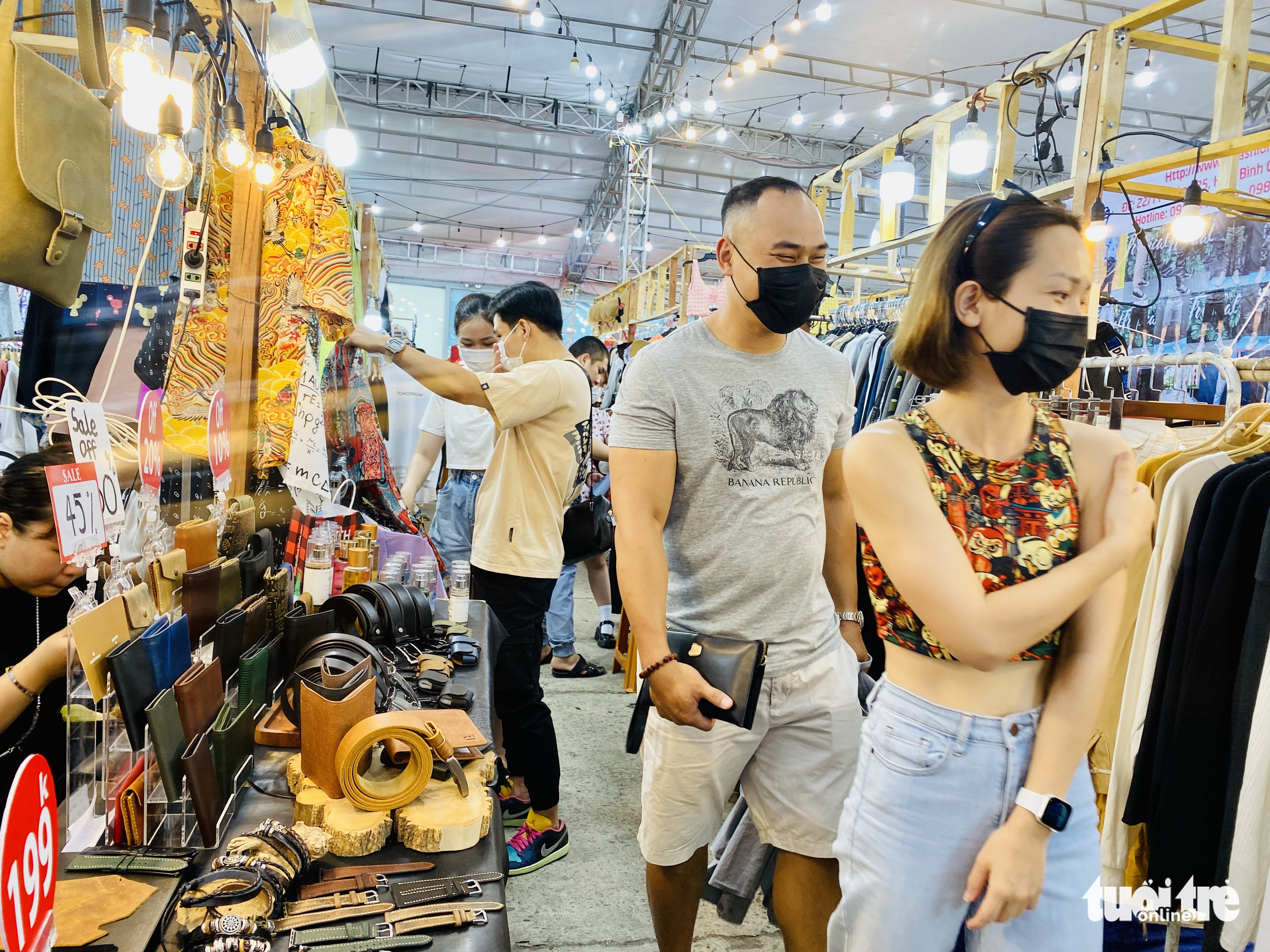 People go shopping at a fair held at the Youth Culture House in District 1, Ho Chi Minh City, May 29, 2022. Photo: Bong Mai / Tuoi Tre