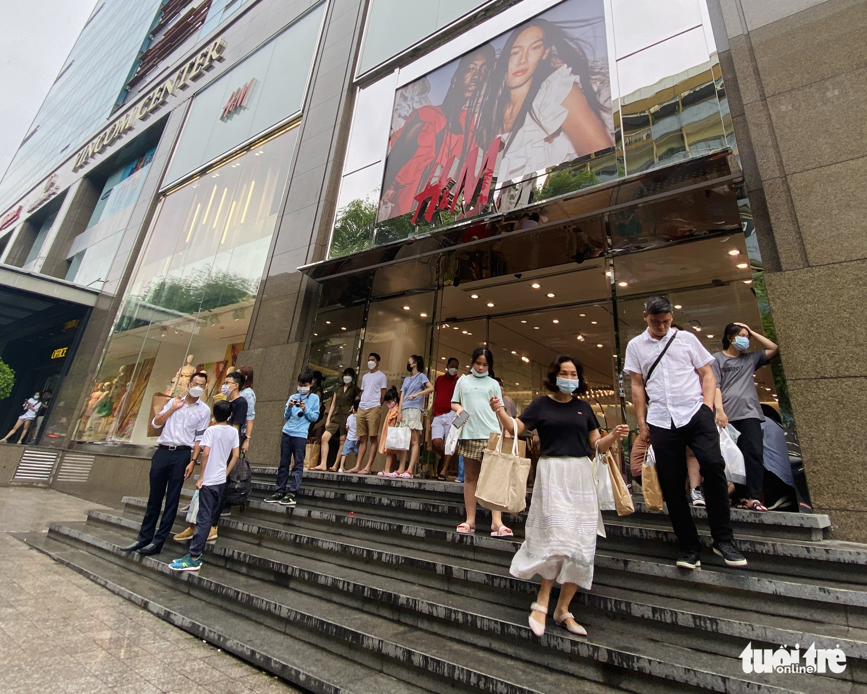 Shopping malls, supermarkets bustling despite rainy weekend in Ho Chi Minh City
