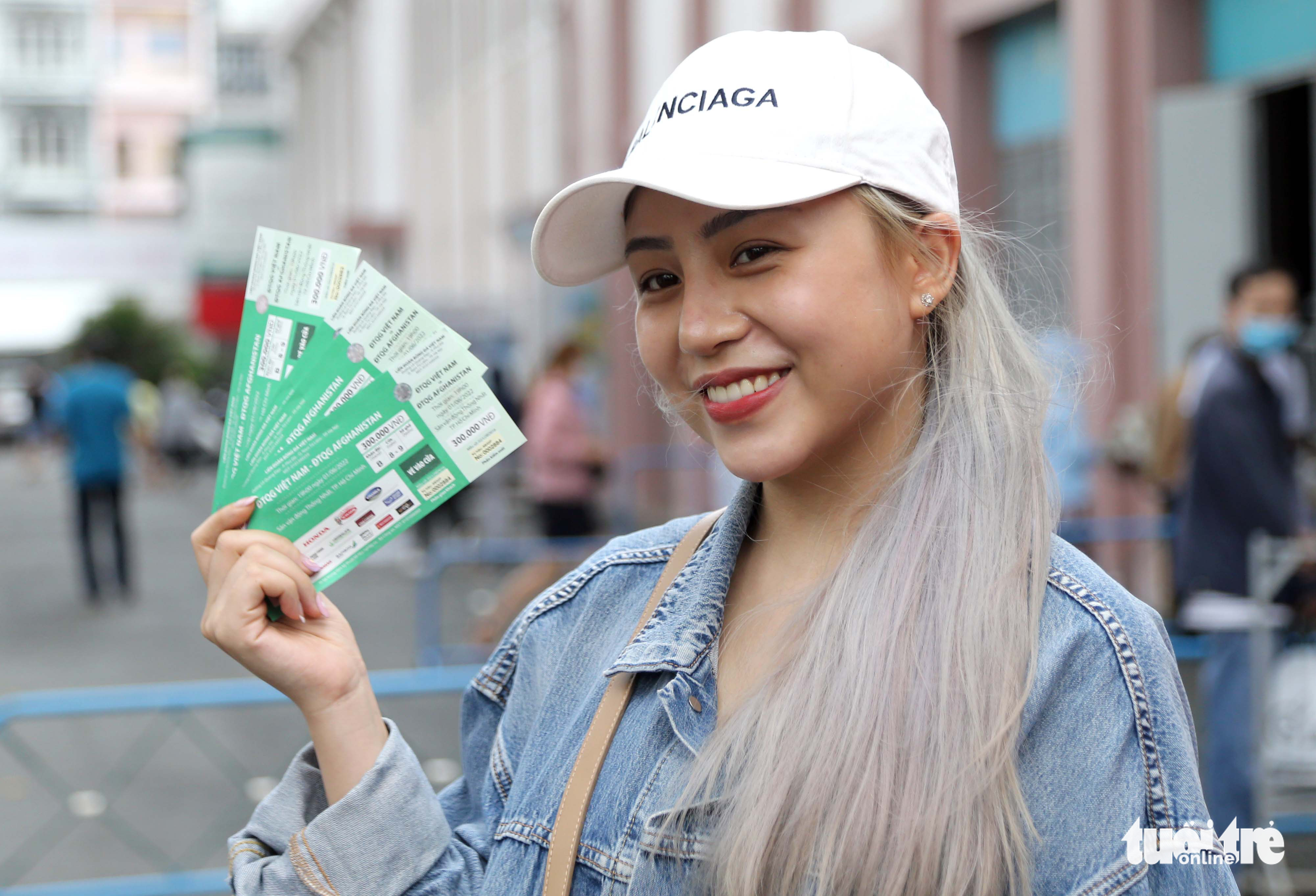 Fangirl Le Anh Thu smiles after successfully buying tickets for the Vietnam - Afghanistan friendly at Thong Nhat Stadium in District 10, Ho Chi Minh City, May 29, 2022. Photo: N.K. / Tuoi Tre