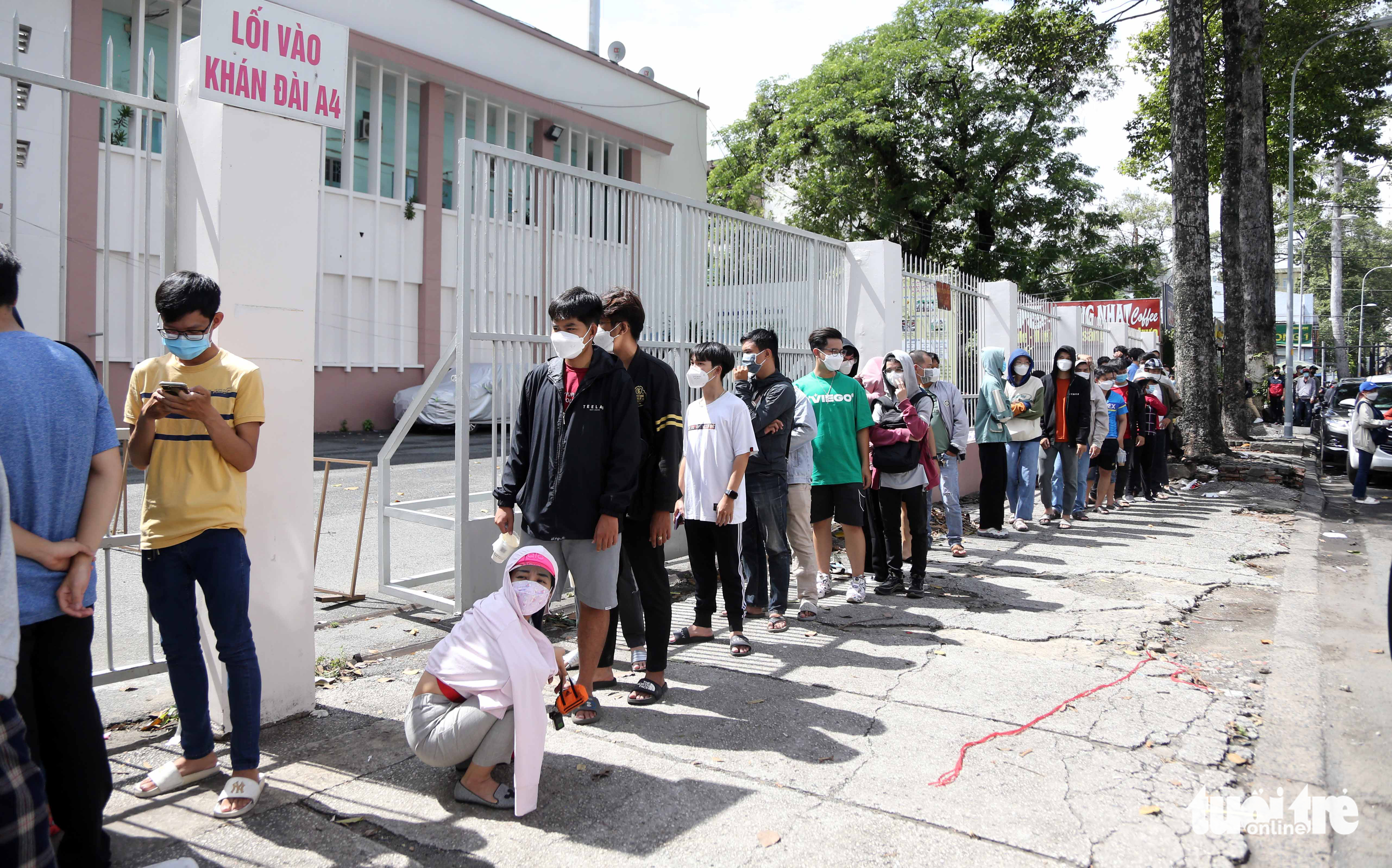 A long line of people wait to buy tickets for the Vietnam - Afghanistan friendly at Thong Nhat Stadium in District 10, Ho Chi Minh City, May 29, 2022. Photo: N.K. / Tuoi Tr
