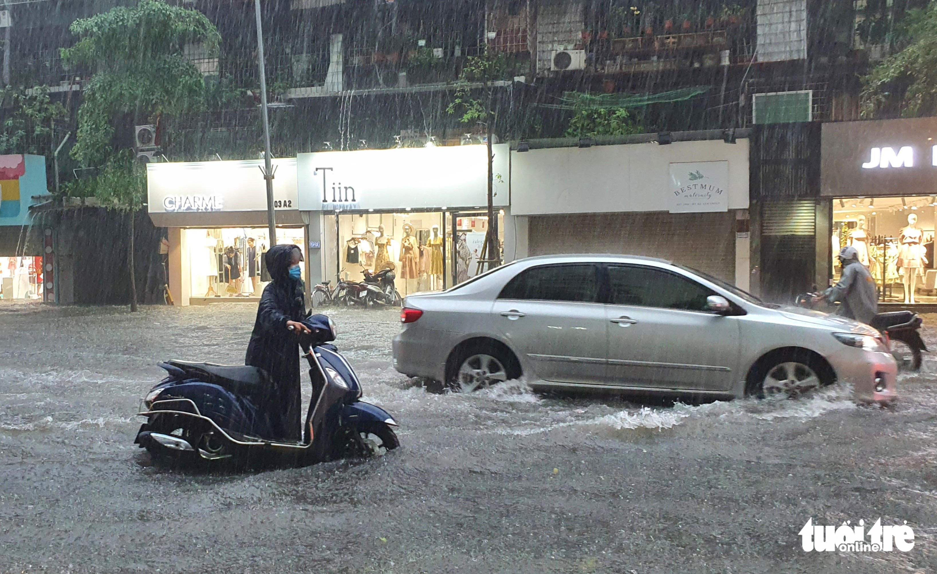 A person walks their motorbike on flooded Pham Ngoc Thach Street in Dong Da District, Hanoi, May 29, 2022. Photo: Ha Quan / Tuoi Tre