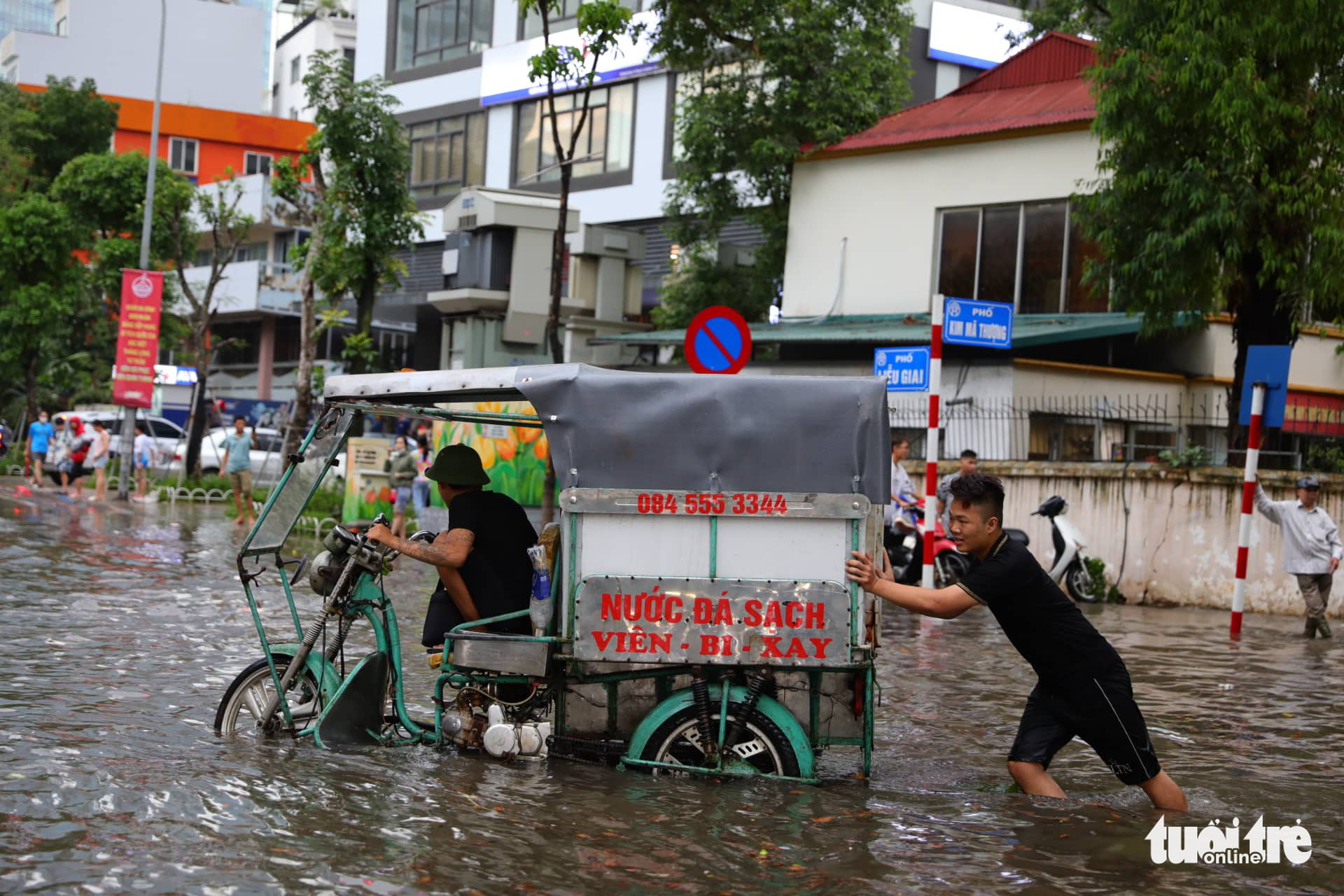 A three-wheeled vehicle stalls on Van Cao Street in Hanoi, May 29, 2022. Photo: Danh Khang / Tuoi Tre
