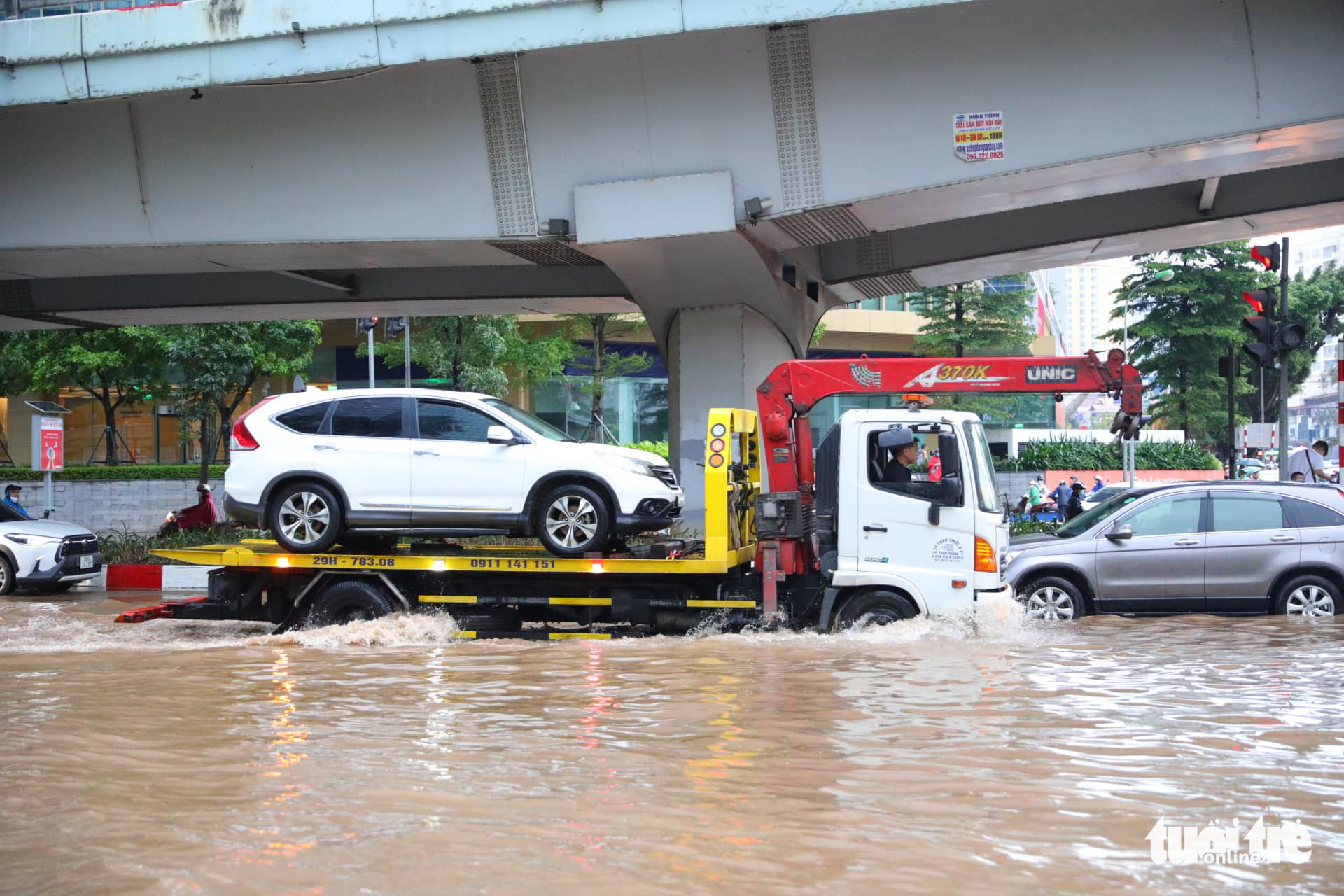 A tow truck transports a stalled car through a flooded street in Hanoi, May 29, 2022. Photo: Danh Khang / Tuoi Tre