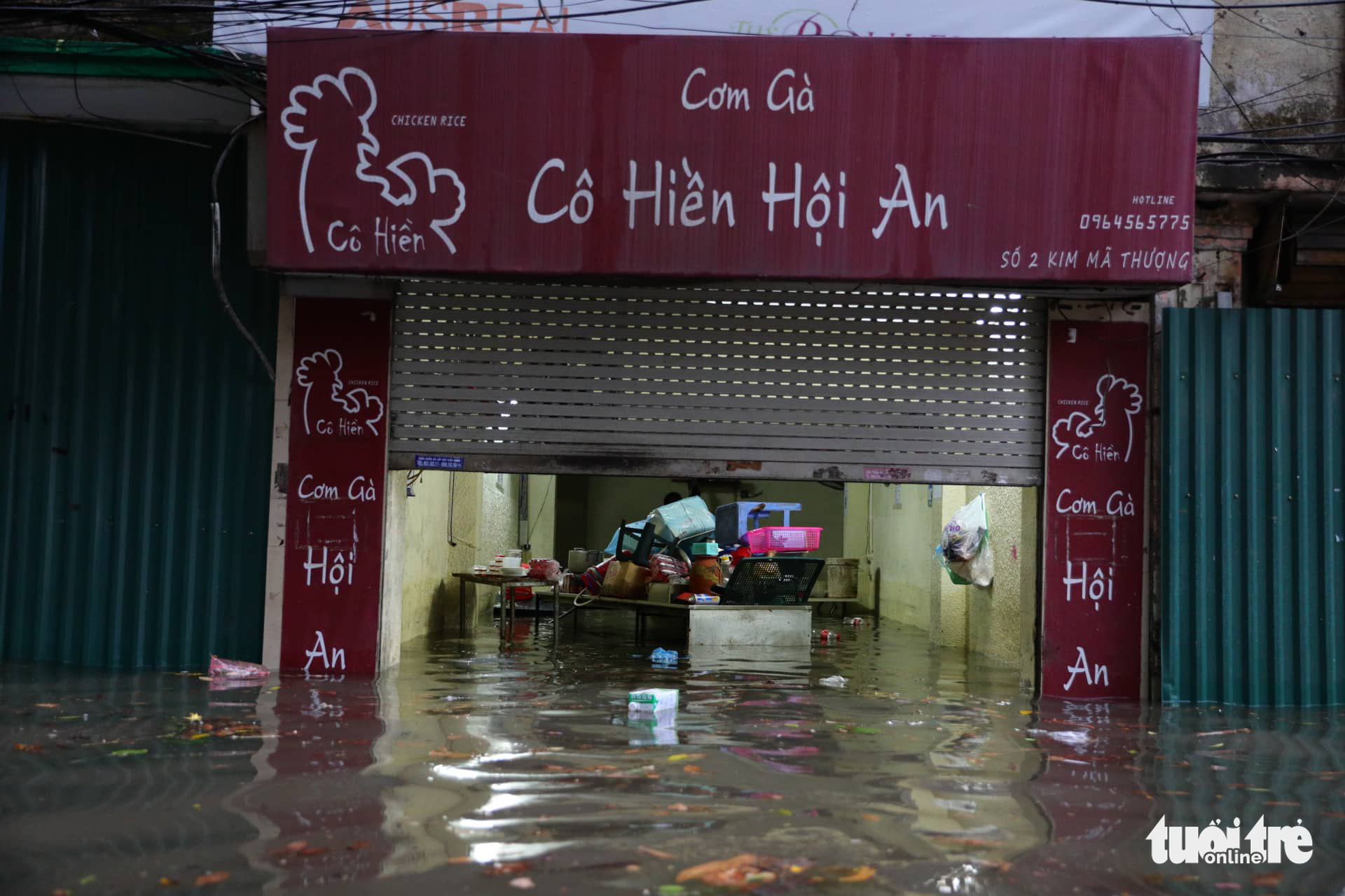 Rainwater pours into an eatery on Kim Ma Thuong Street in Hanoi, May 29, 2022. Photo: Danh Khang / Tuoi Tre