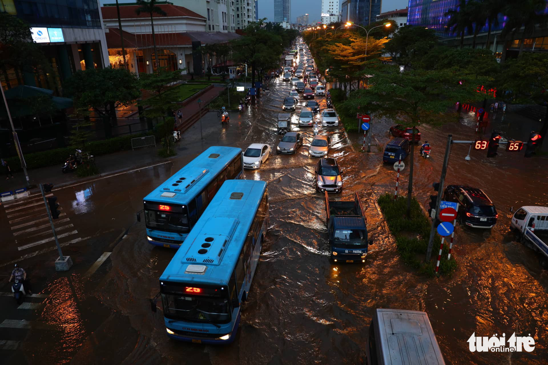 Vehicles wade through flooded Dao Tan Street in Hanoi, May 29, 2022. Photo: Danh Khang / Tuoi Tre