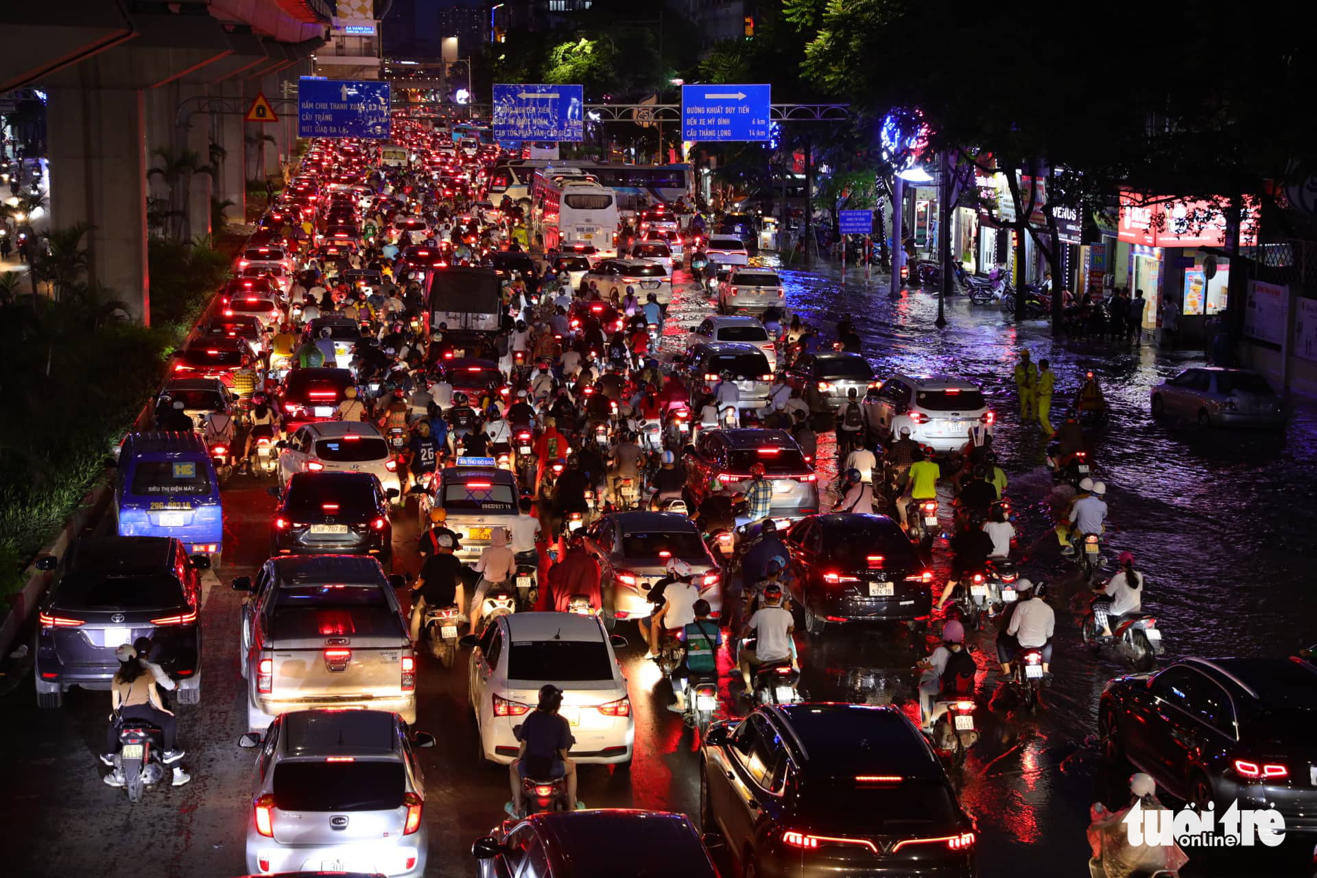 Heavy rain causes chaotic traffic in Hanoi