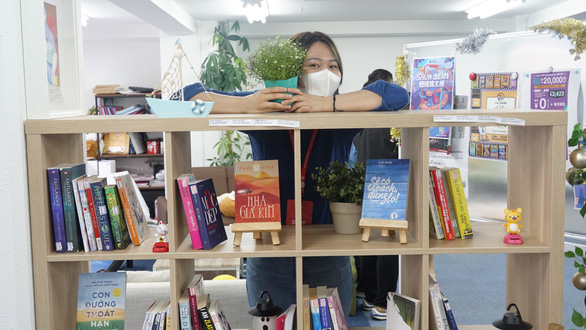 Vietnamese bookshelf in Tokyo. Photo: Thanh Nam / Tuoi Tre
