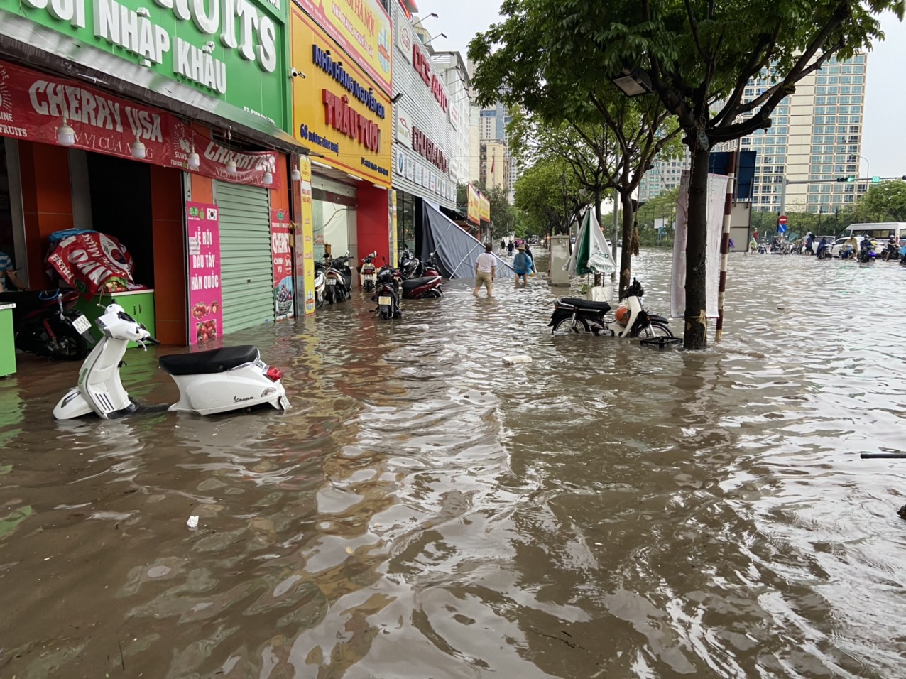 Duong Dinh Nghe Street in Cau Giay District, Hanoi is knee-deep in water, May 29, 2022. Photo: Quang The / Tuoi Tre