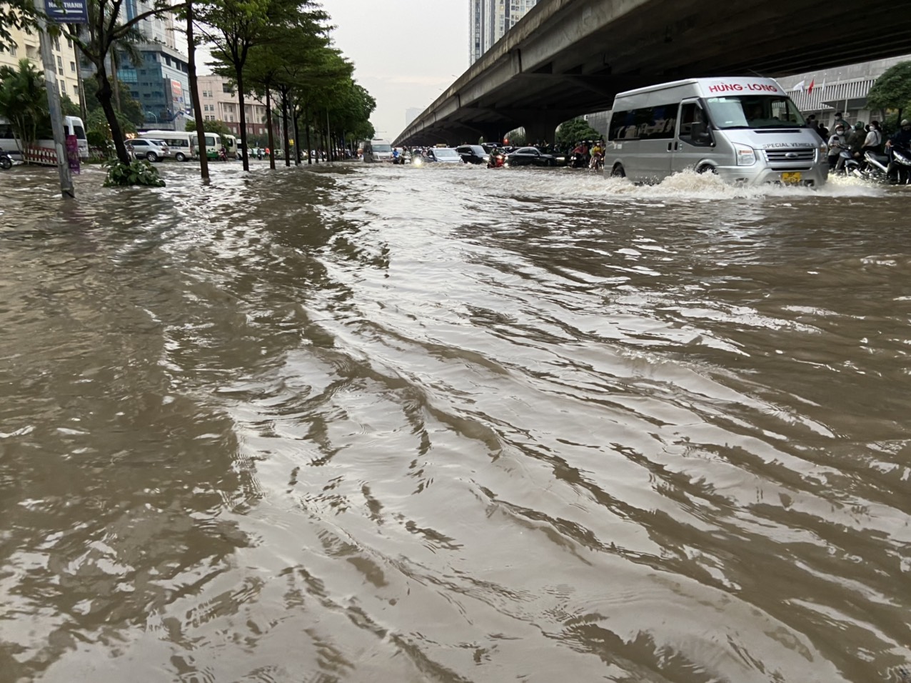 Vehicles wade through a flooded street in Nam Tu Liem District, Hanoi, May 29, 2022. Photo: Quang The / Tuoi Tre