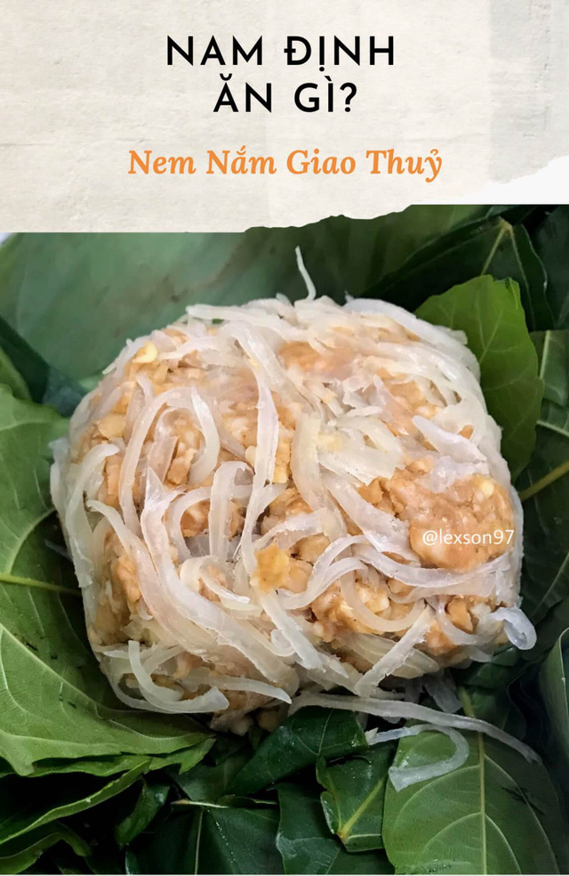 Giao Thuy fermented pork roll is made from slices of pork and pigskin mixed with powdered grilled rice and wrapped in banana leaves. The fermented pork roll should be eaten with fig leaves. Photo: Le Xuan Son / Tuoi Tre