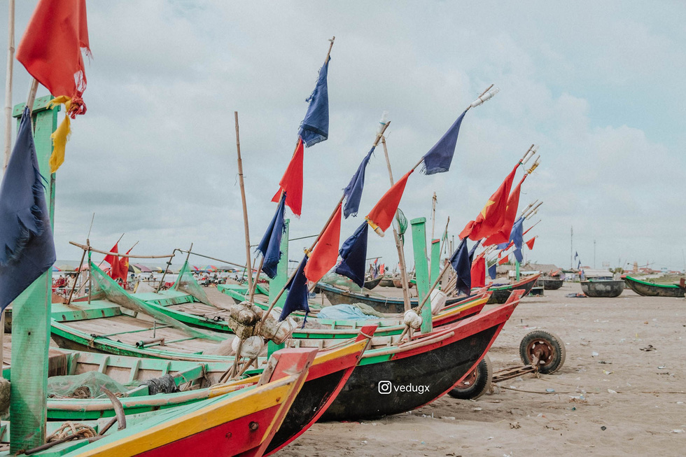 The early morning at Quat Lam Beach is typically busy, with local fisherman returning to shore with boats full of seafood. Photo: VEDUGX / Tuoi Tre