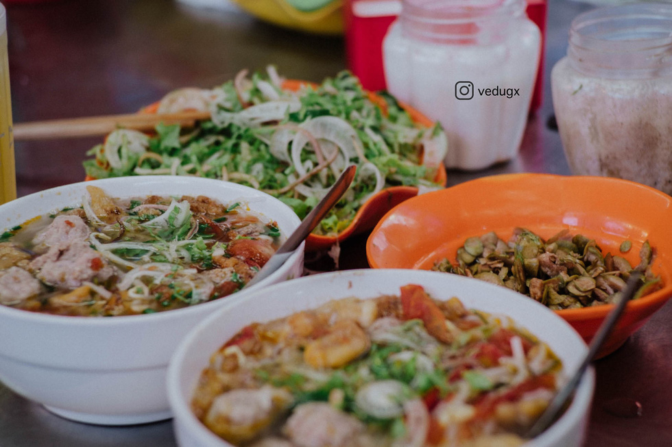 Bun sung (fig vermicelli) is a popular dish in Nam Dinh. This noodle soup is priced at only VND10,000 (US$0.43) per bowl and includes crab paste, fermented figs, and pork crackling. Photo: VEDUGX / Tuoi Tre