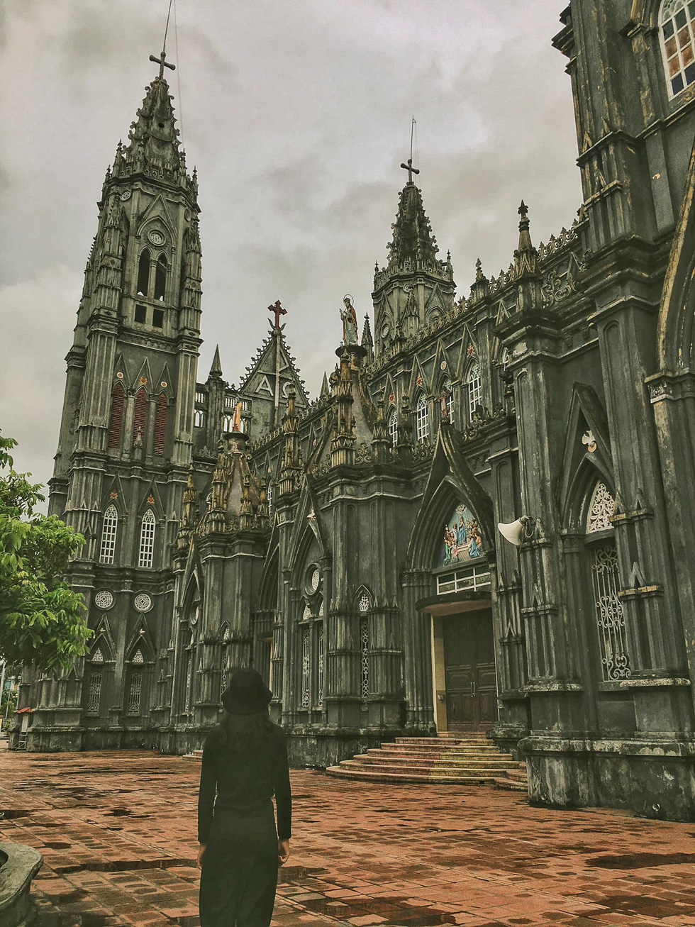 Being nearly 100 years old, Hung Nghia Church in Hai Hung Commune, Hai Hau District has a very European vibe. It’s the grey color tone, together with its gothic architecture, feels like being transported to Hogwarts. Photo: Hai Yen / Tuoi Tre
