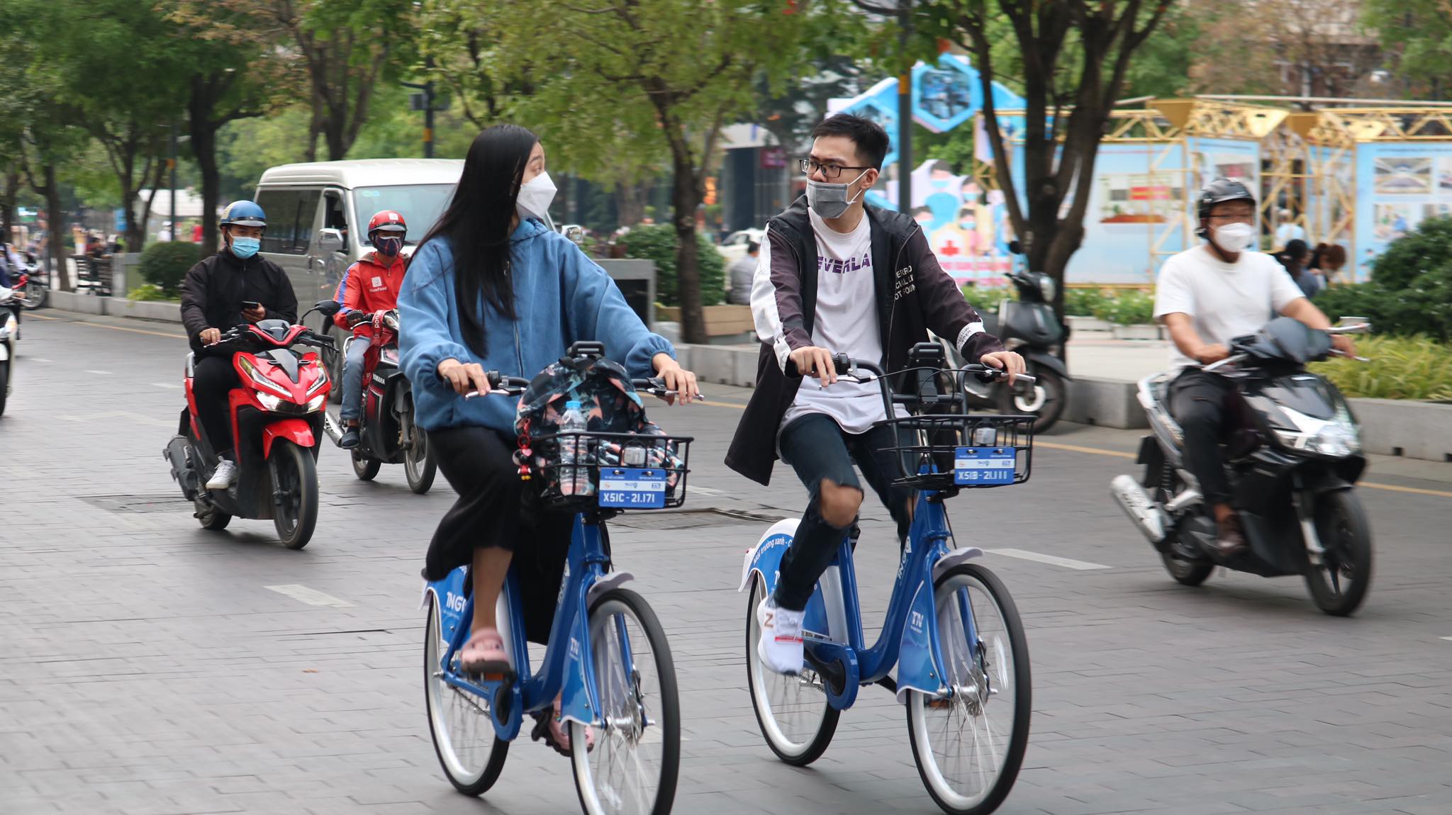 Young residents try out the city's bike sharing service in District 1, Ho Chi Minh City, December 4, 2021. Photo: Hoang An / Tuoi Tre