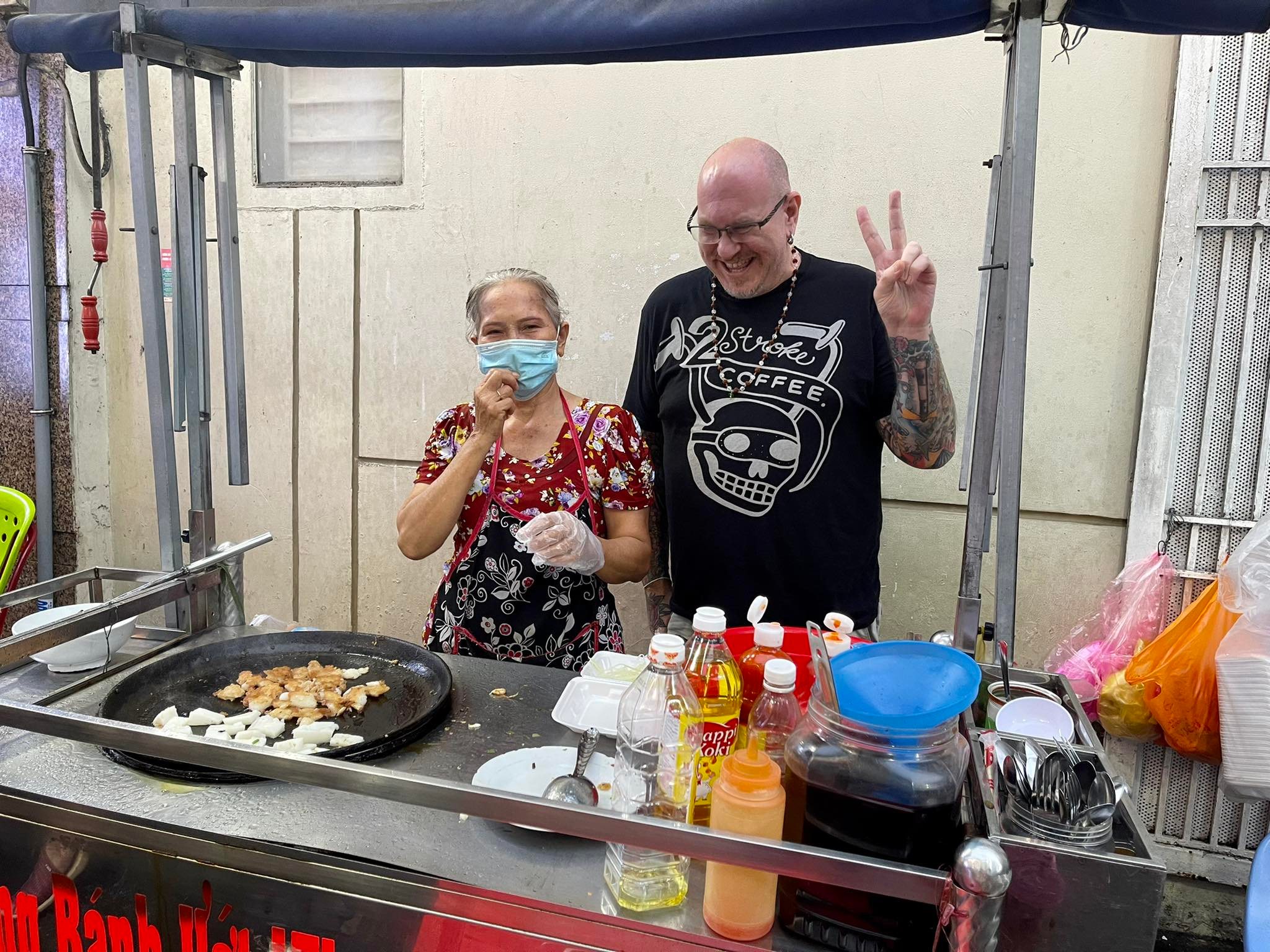 A supplied photo shows Jordy Comes Alive posing for a photo with the owner of a 'bot chien' stall on Dien Bien Phu Street, District 3, Ho Chi Minh City.