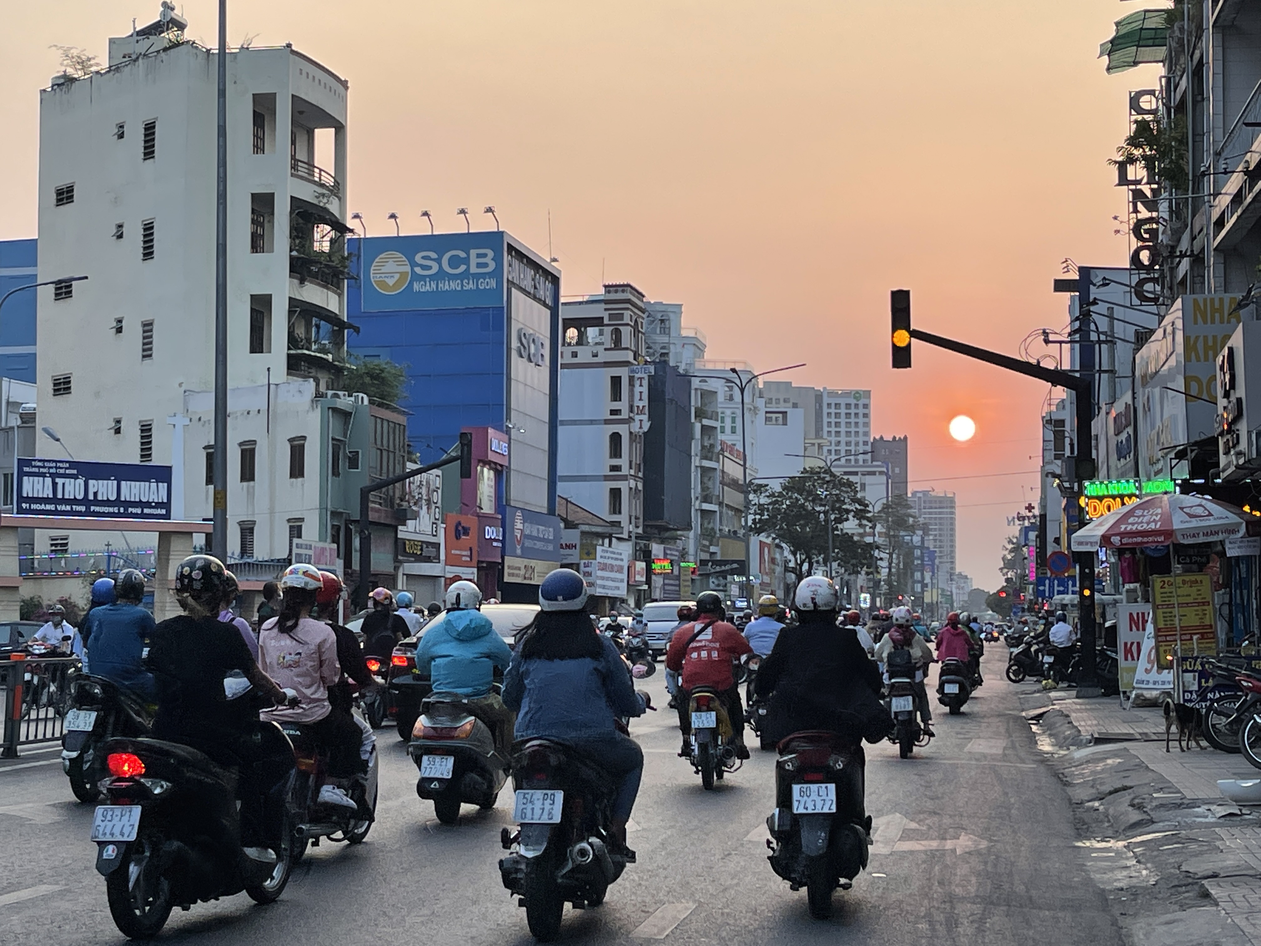 Commuters travel by motorbikes on Hoang Van Thu Street in Phu Nhuan District, Ho Chi Minh City. Photo: Dong Nguyen / Tuoi Tre News