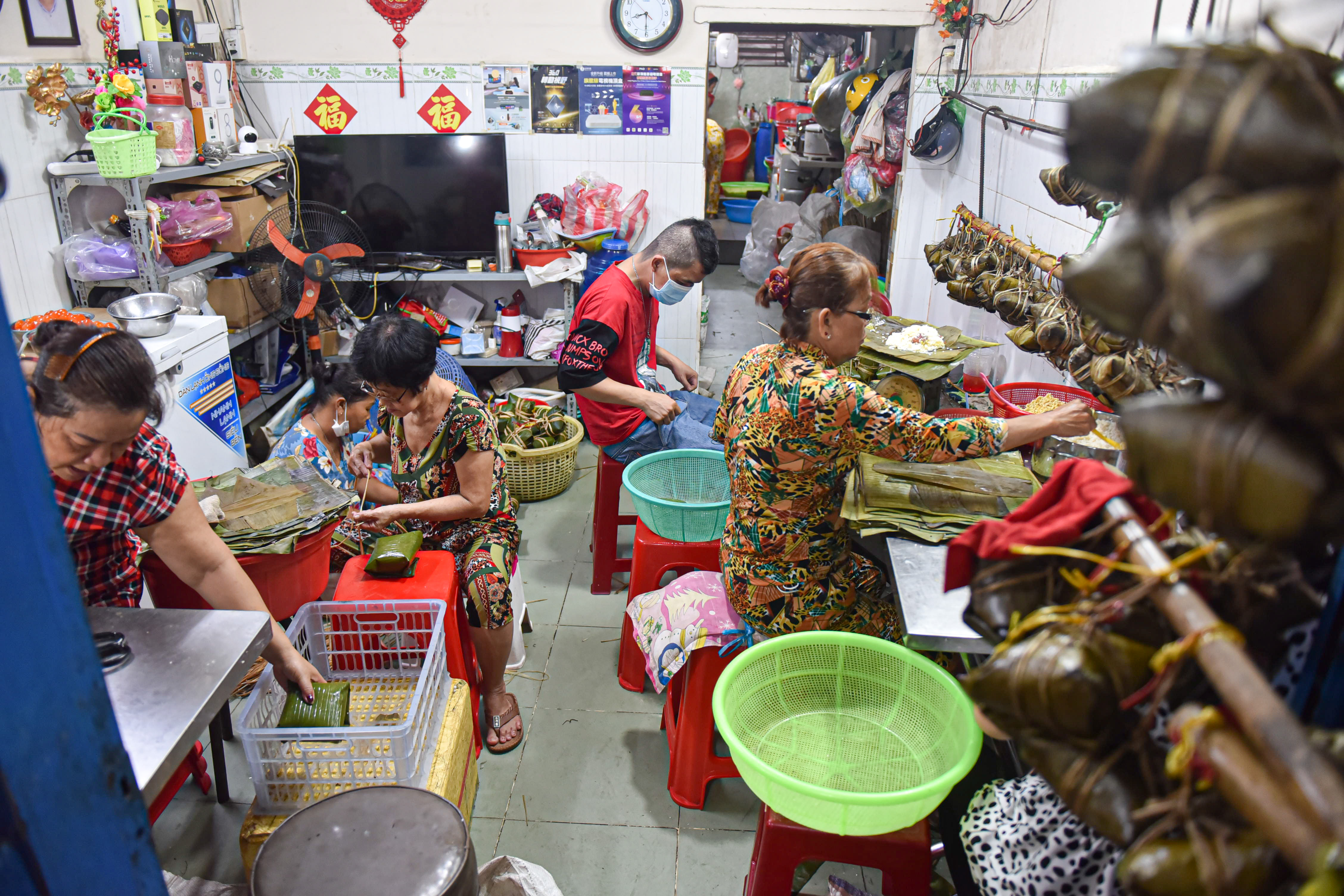 Staff prepares zongzi for the 2022 Duanwu Festival at An Ky Banh Chung shop in District 11, Ho Chi Minh City. Photo: Ngoc Phuong / Tuoi Tre