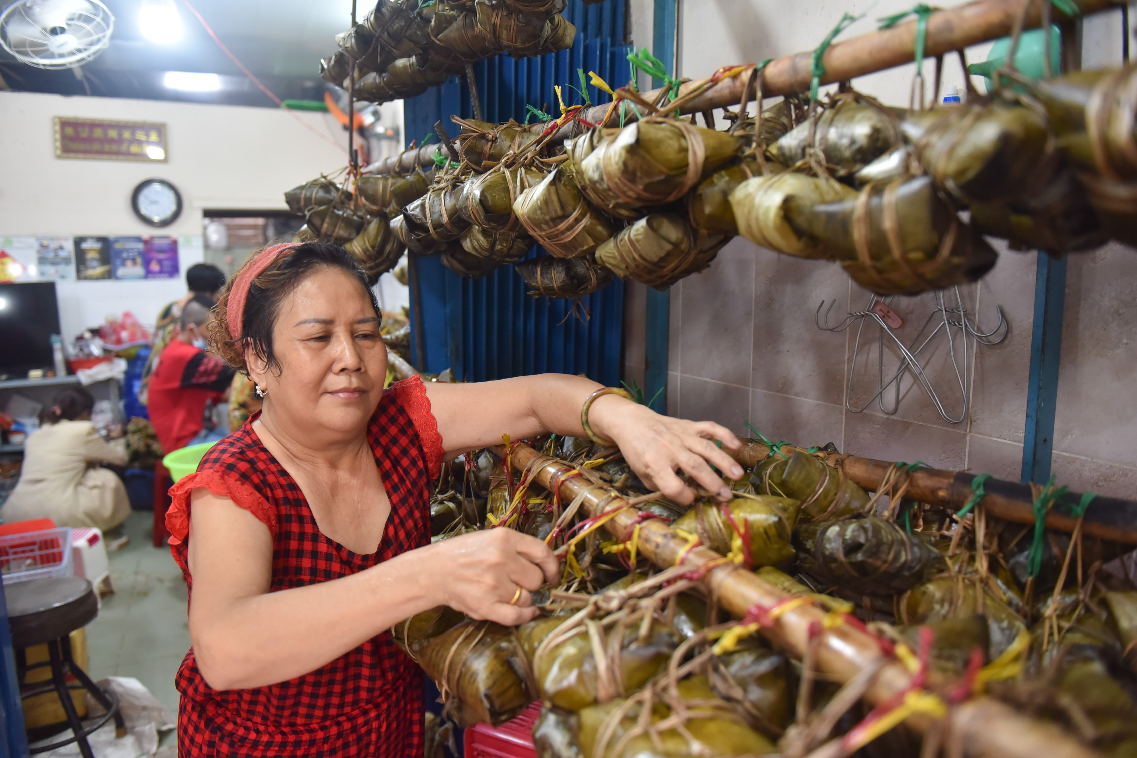 Tran Cam Thao puts finished zongzi on display at An Ky Banh Chung in District 11, Ho Chi Minh City. Photo: Ngoc Phuong / Tuoi Tre