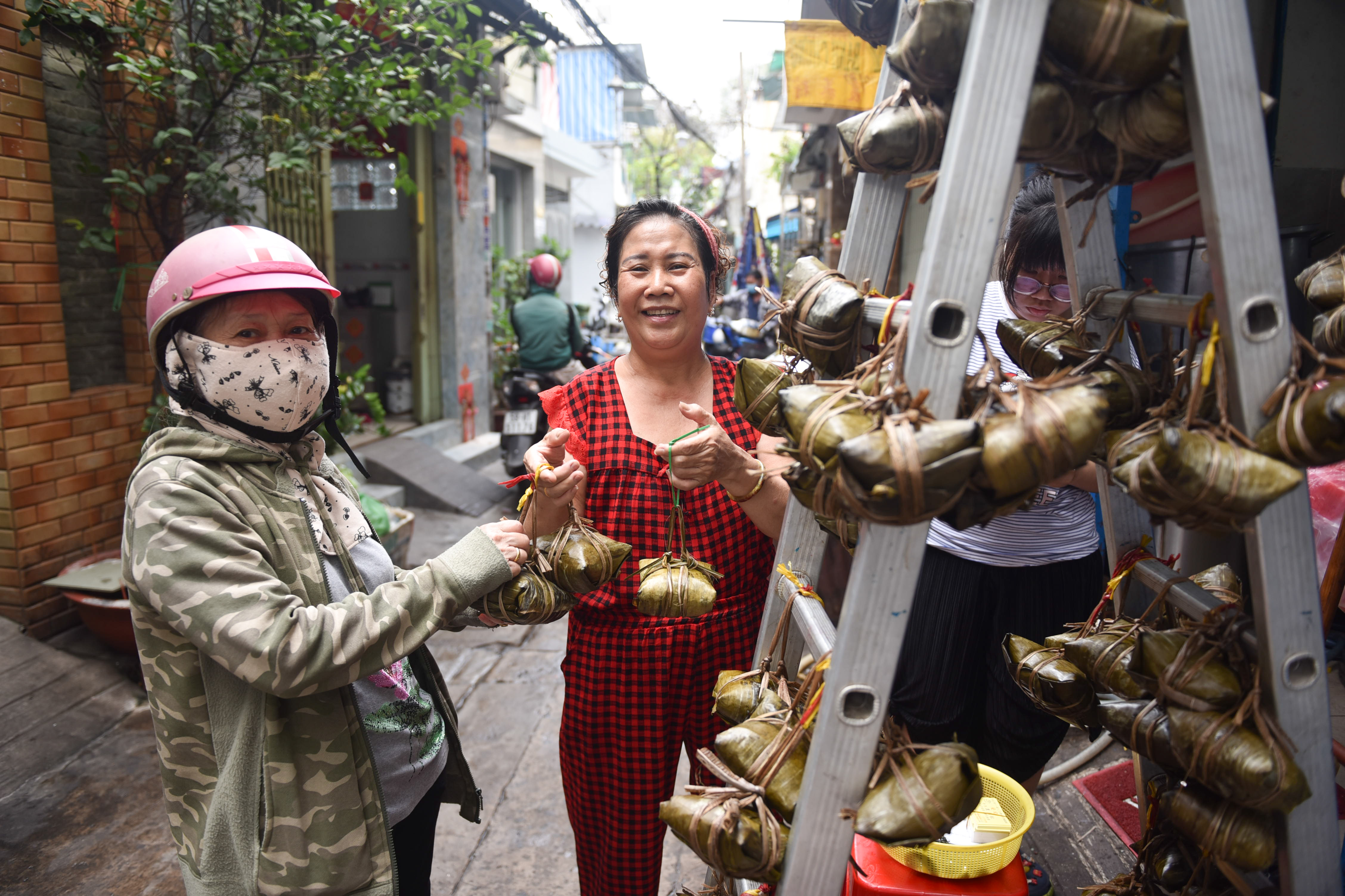 Tran Cam Thao sells zongzi at An Ky Banh Chung in District 11, Ho Chi Minh City. Photo: Ngoc Phuong / Tuoi Tre