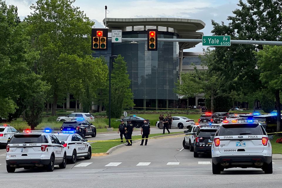 Emergency personnel work at the scene of a shooting at the Warren Clinic in Tulsa, Oklahoma, June 1, 2022. Photo: REUTERS