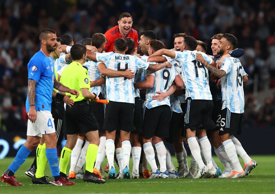 Soccer Football - Finalissima - Italy v Argentina - Wembley Stadium, London, Britain - June 1, 2022 Argentina players celebrate after winning the Finalissima. Photo: Reuters