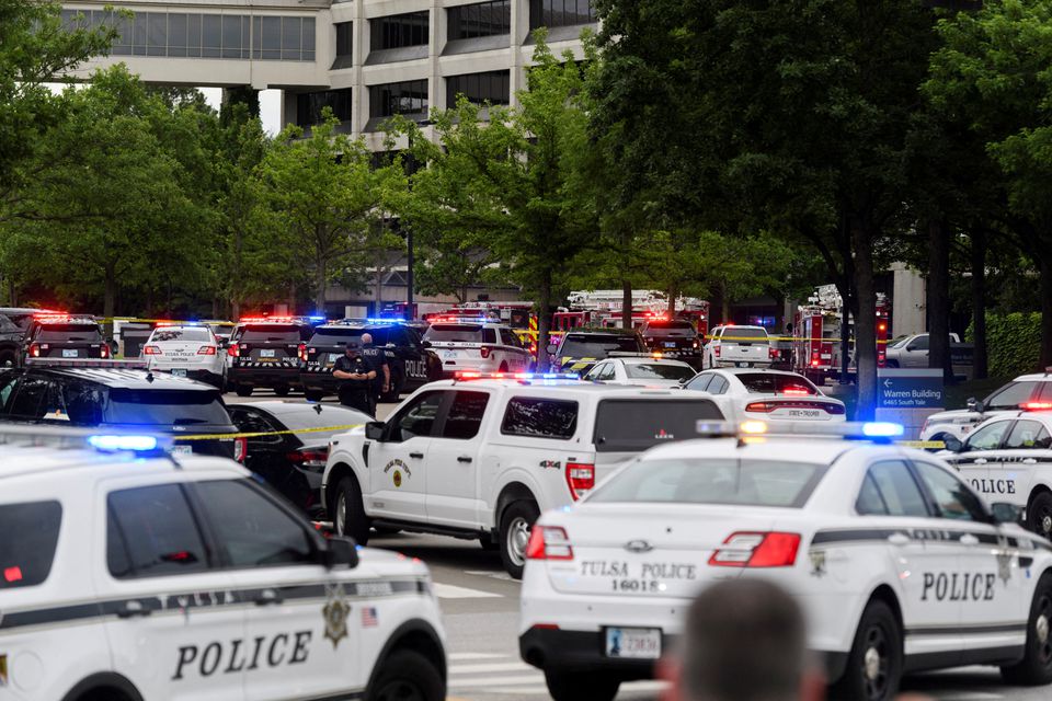 Emergency personnel work at the scene of a shooting at the Warren Clinic in Tulsa, Oklahoma, June 1, 2022. Photo: REUTERS